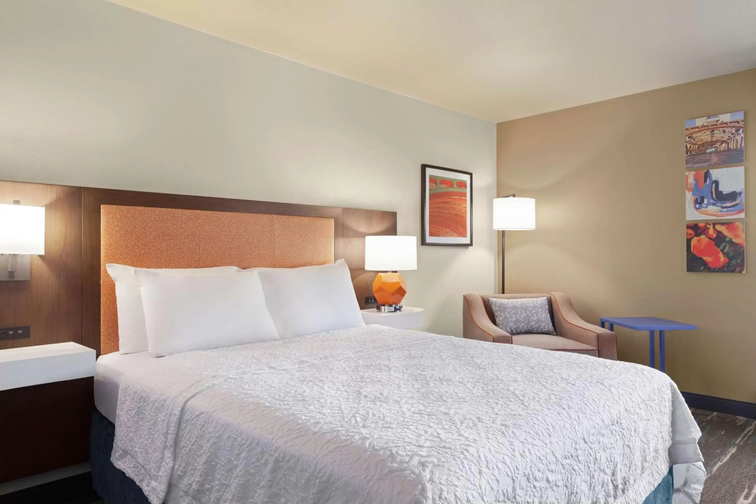 Bed in Hampton Inn Sacramento/Rancho Cordova Bed in Hampton Inn Sacramento/Rancho Cordova