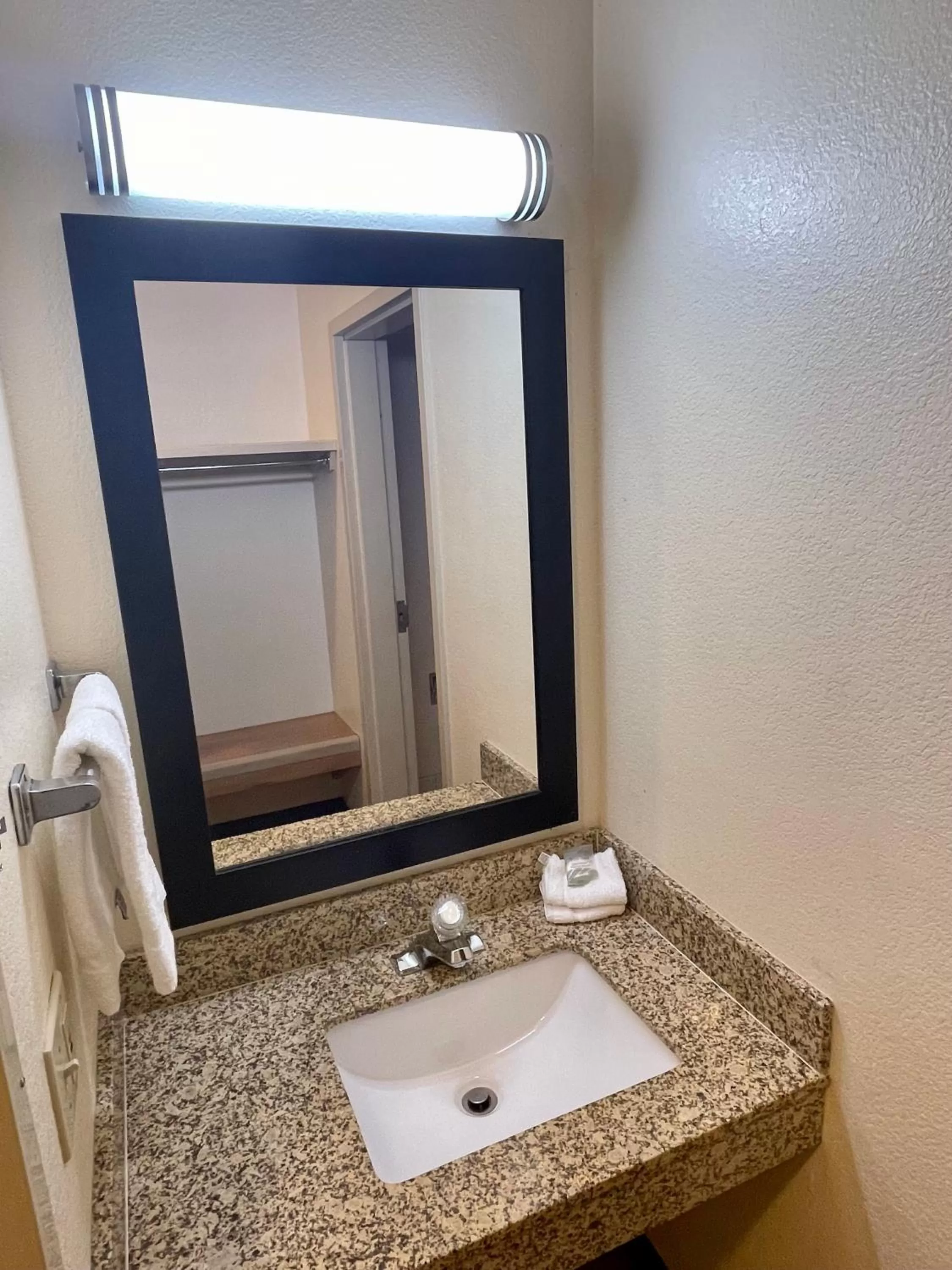 Bathroom in Red Roof Inn Clyde