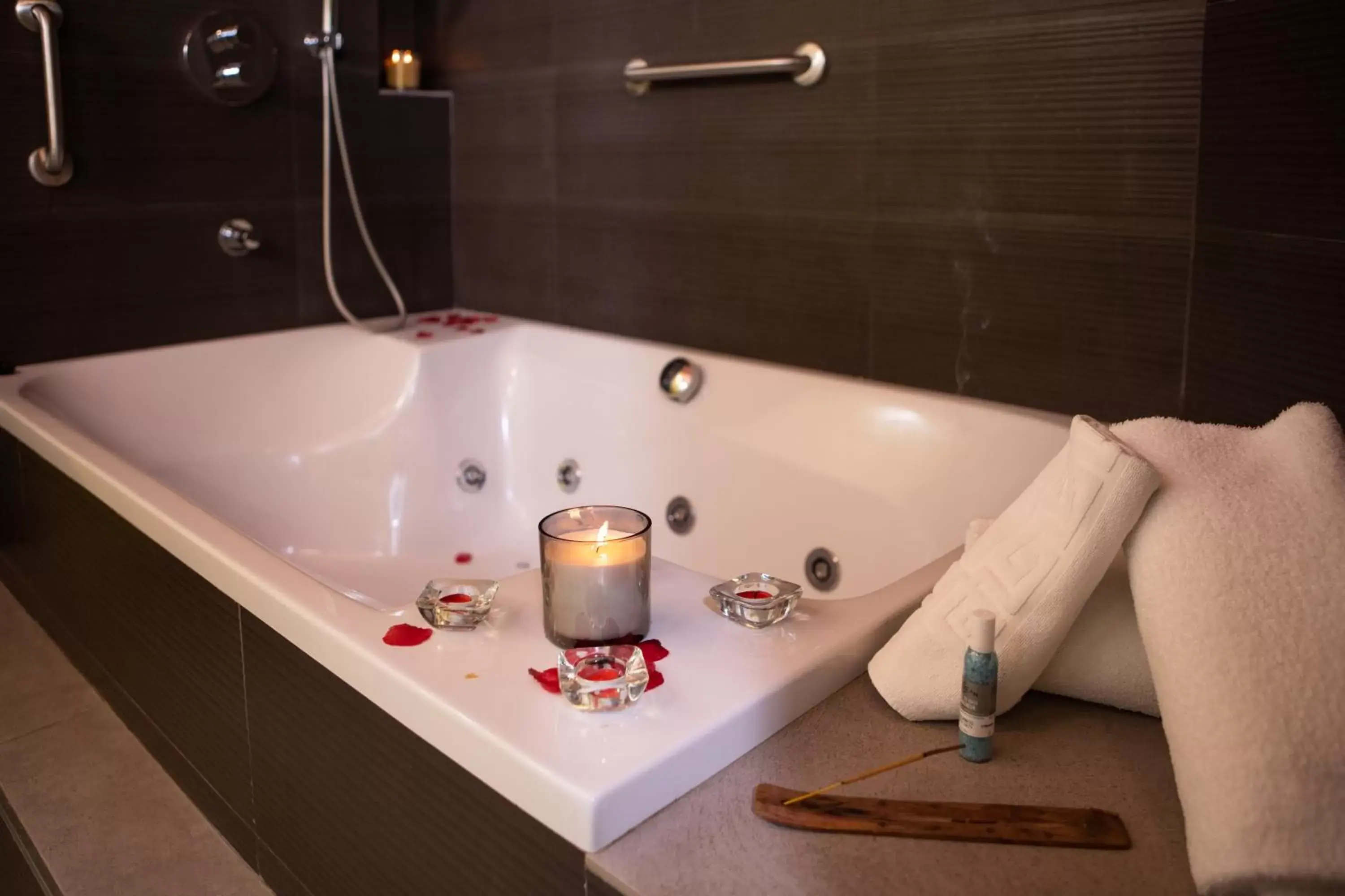 Hot Tub, Bathroom in RVHotels Hotel Palau Lo Mirador