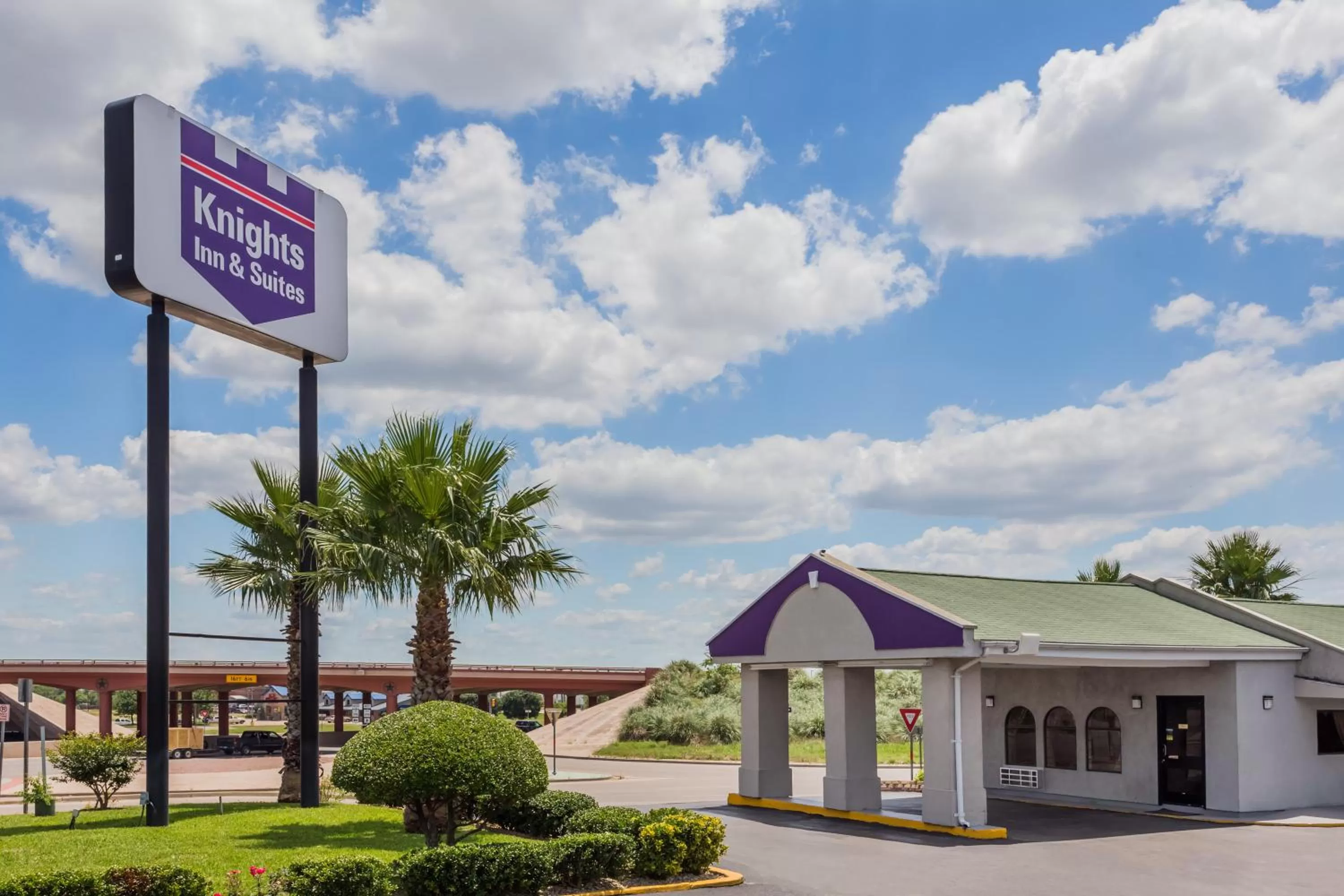 Property building in Knights Inn Franklin Ave Waco