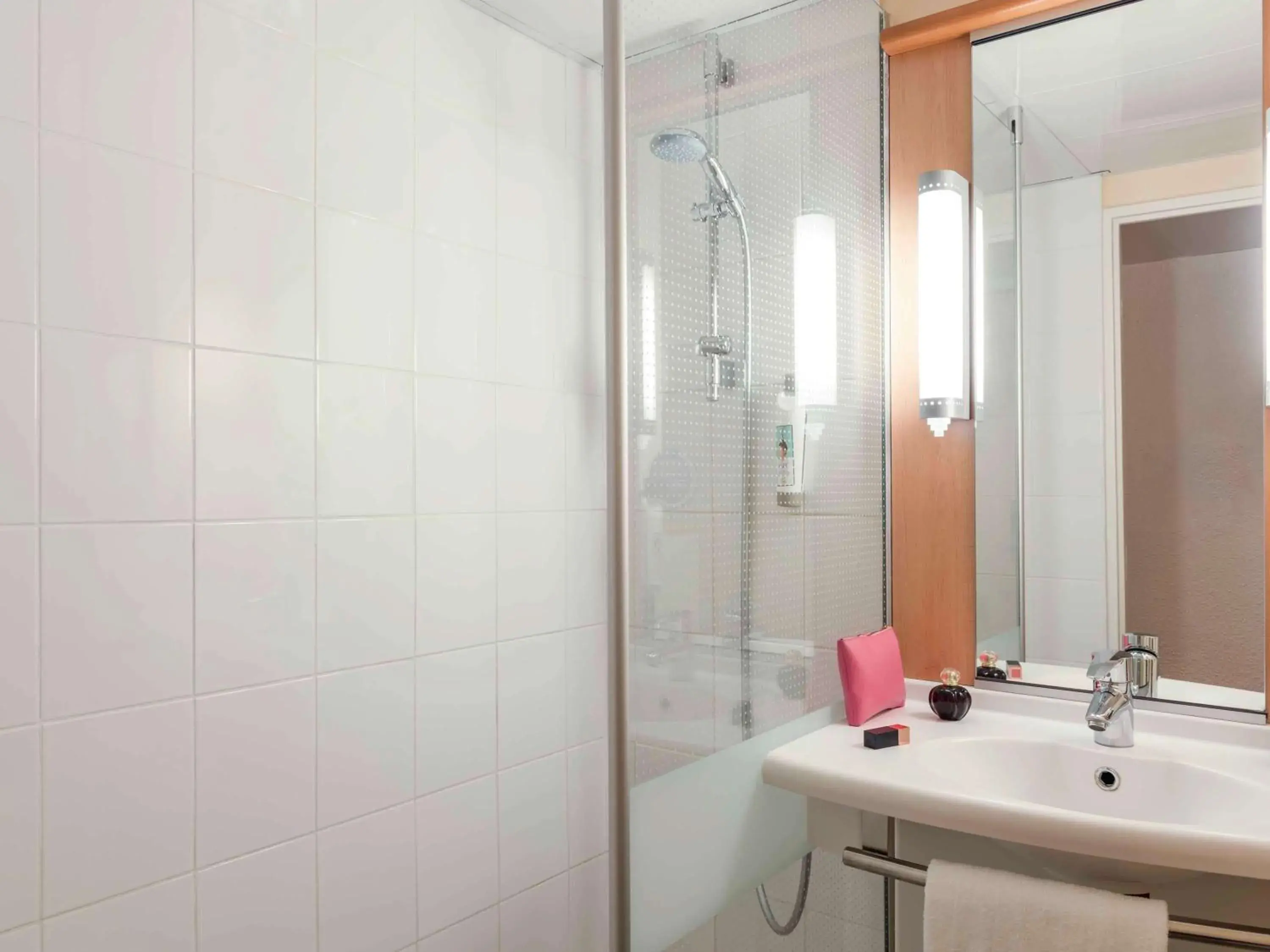 Shower, Bathroom in ibis Paris la Défense Centre