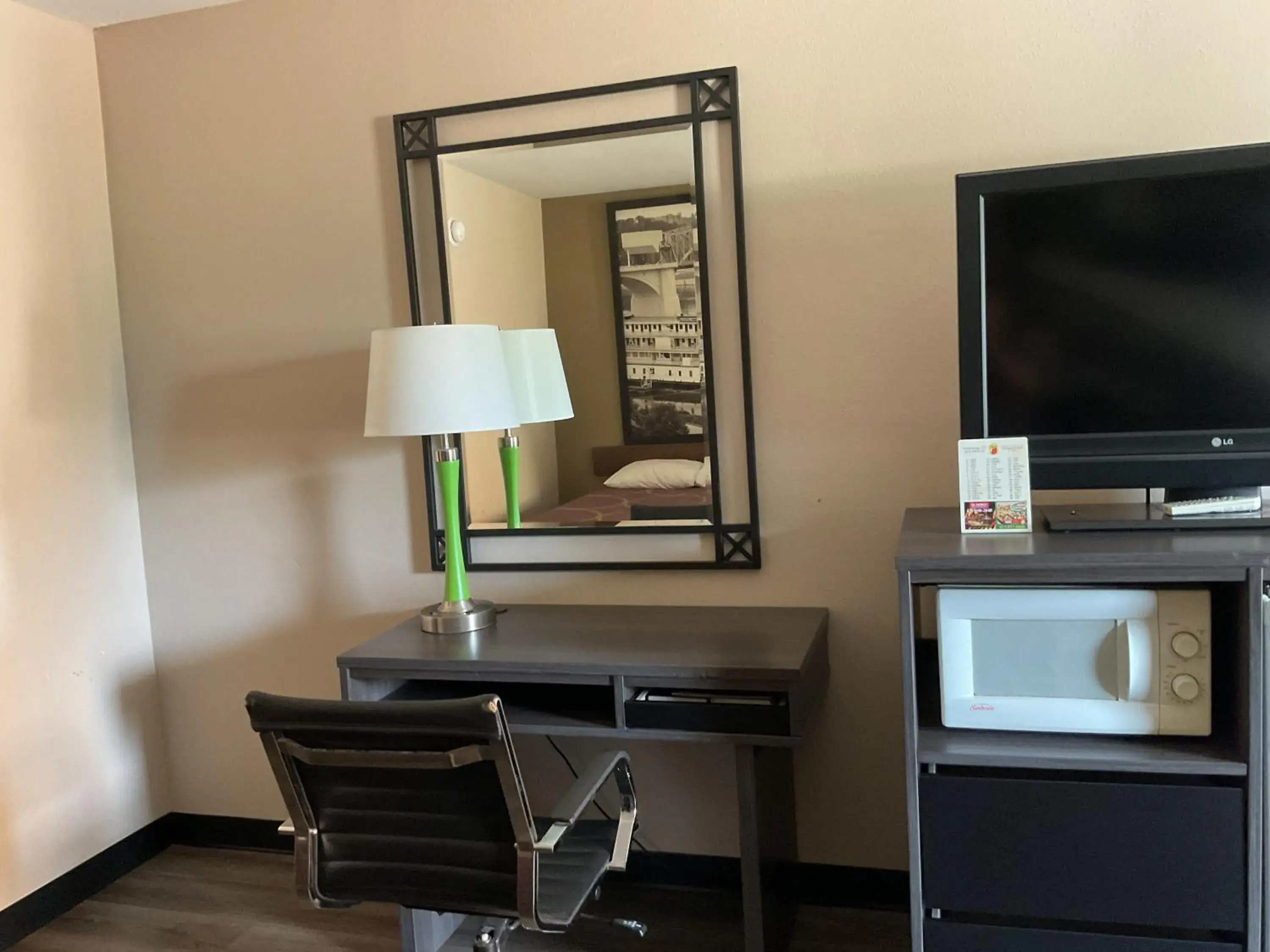 hair dresser, TV/Entertainment Center in Super 8 by Wyndham Chattanooga/East Ridge