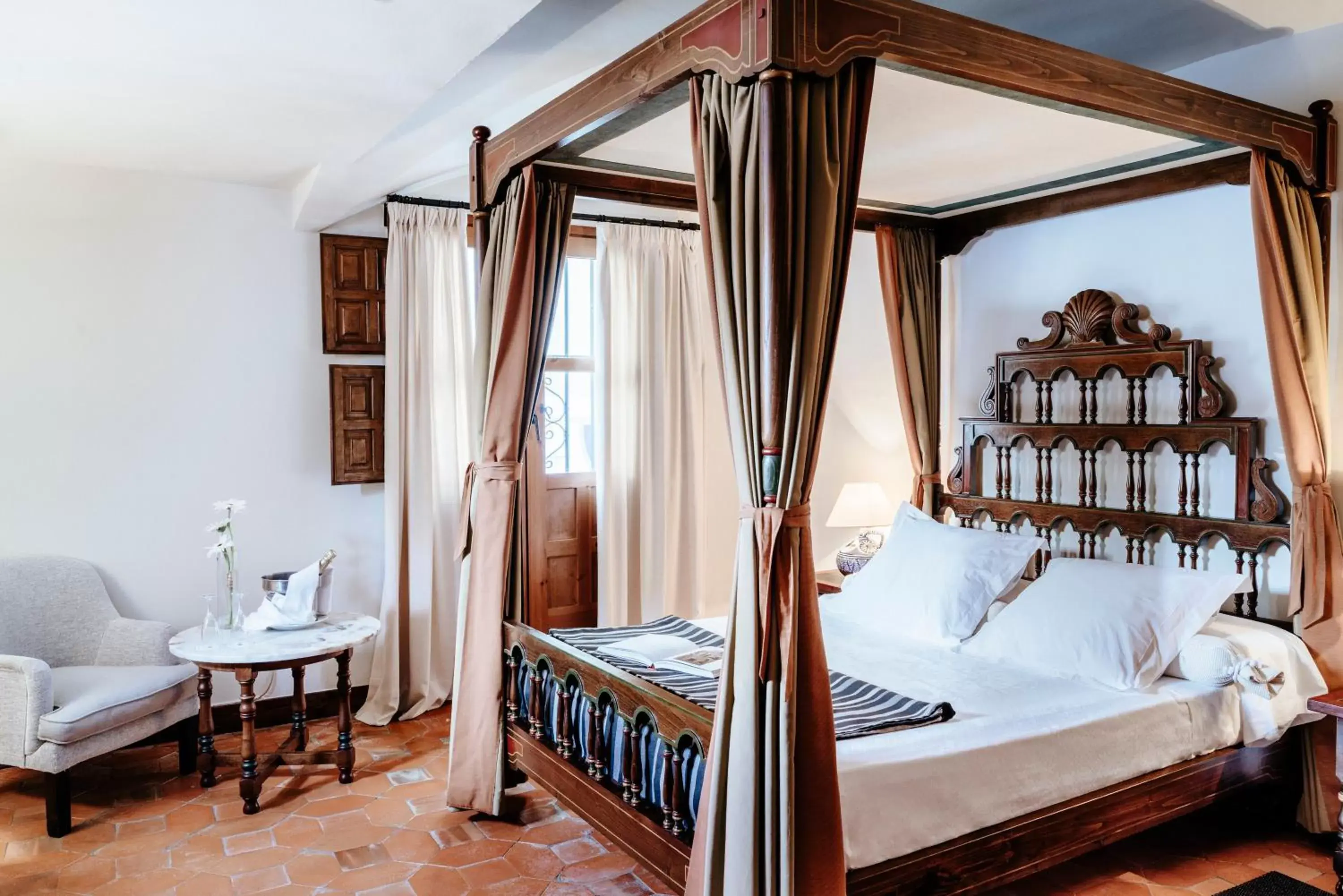 Photo of the whole room, Bed in Parador de Mérida