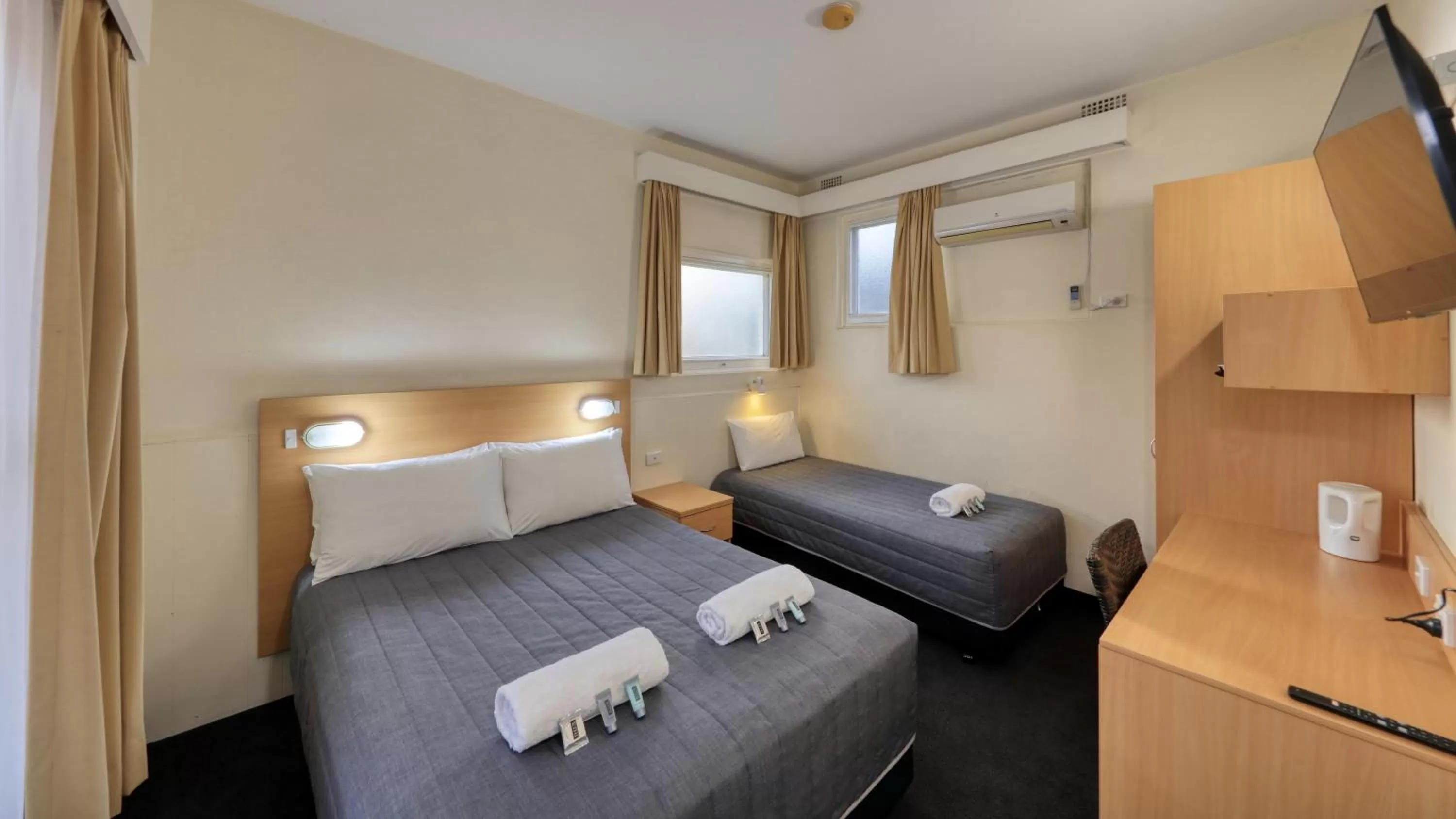 Photo of the whole room, Bed in Cowra Motor Inn