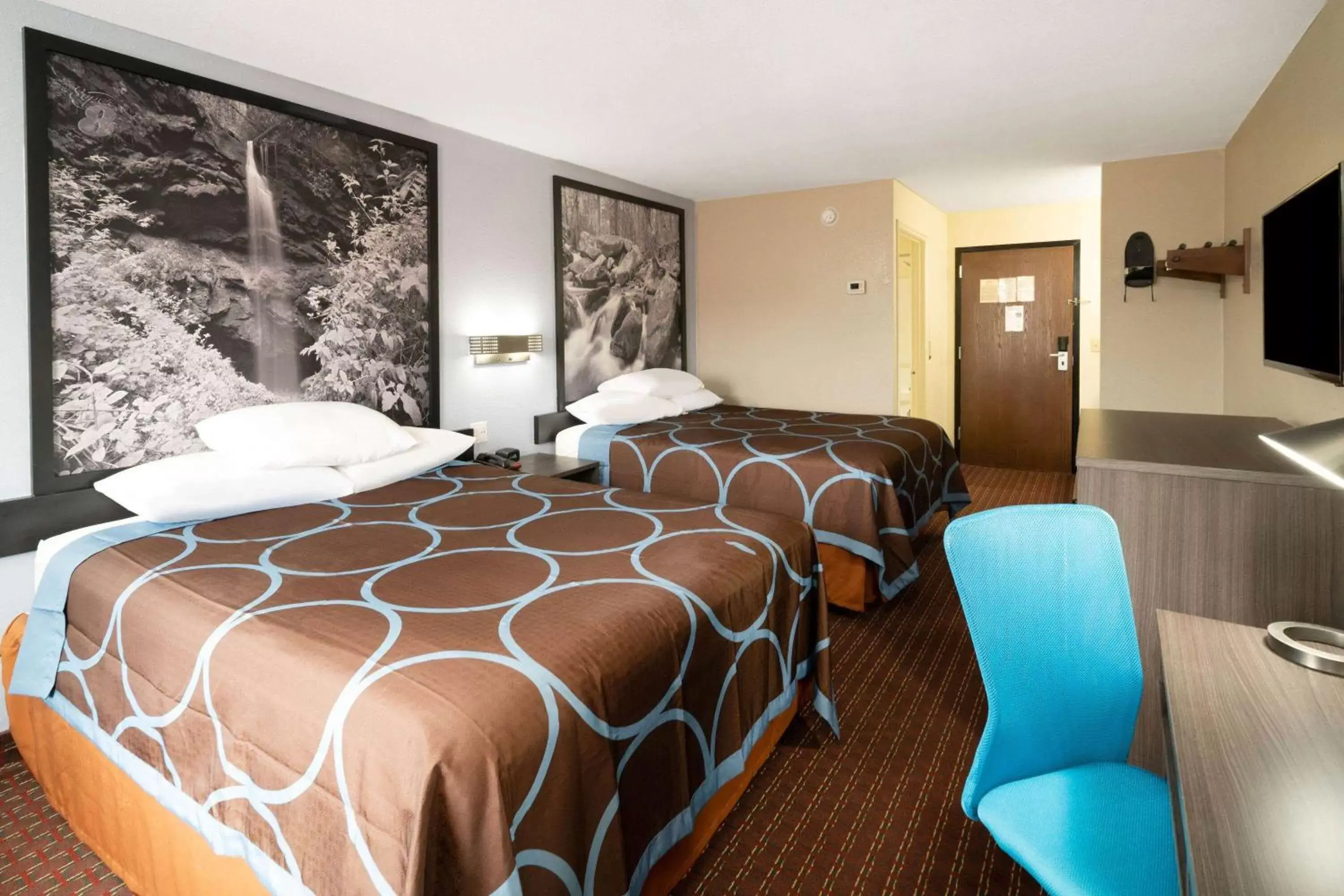 Photo of the whole room, Bed in Super 8 by Wyndham Cleveland