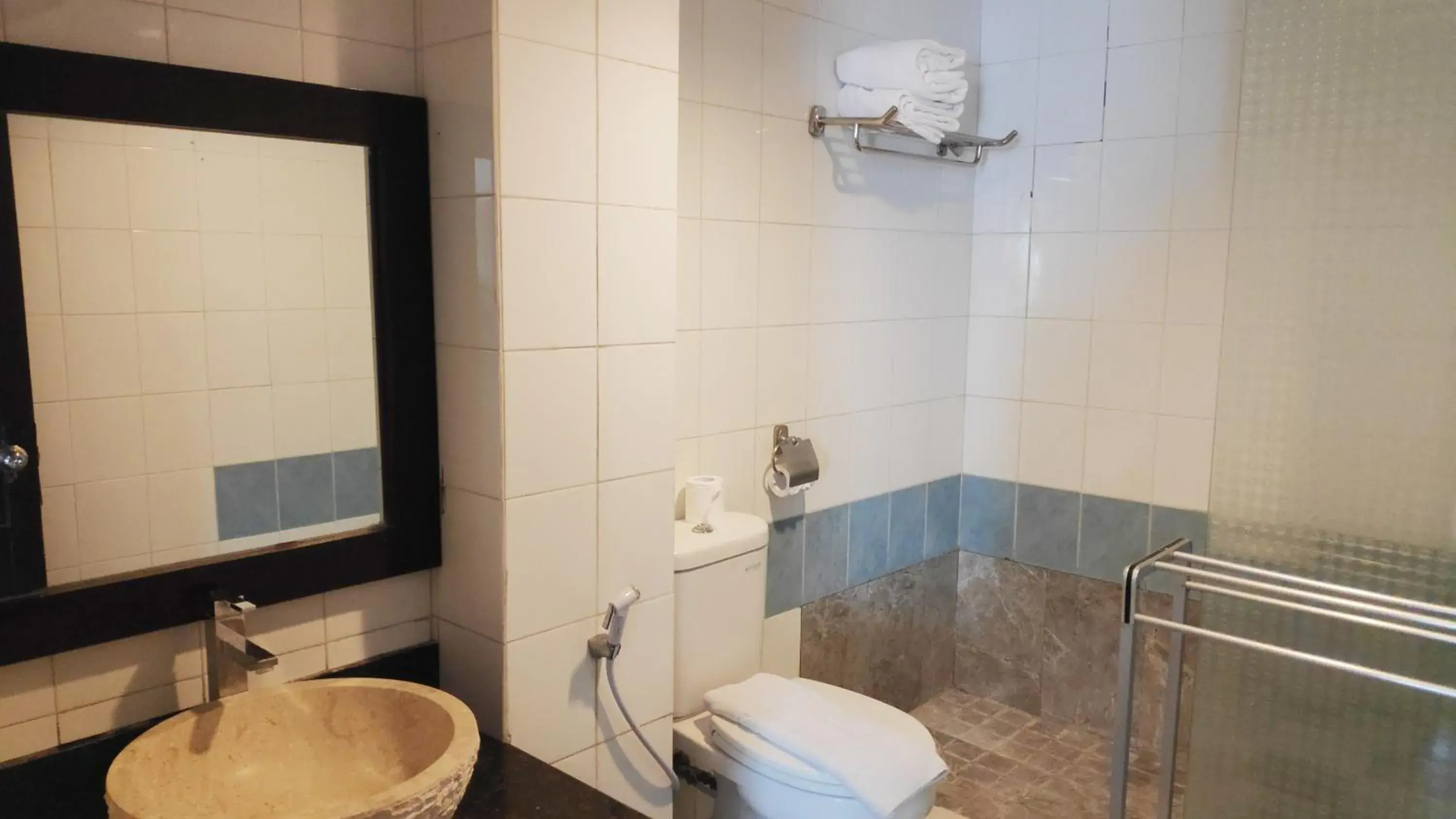 Bathroom in Puri Saron Denpasar Hotel