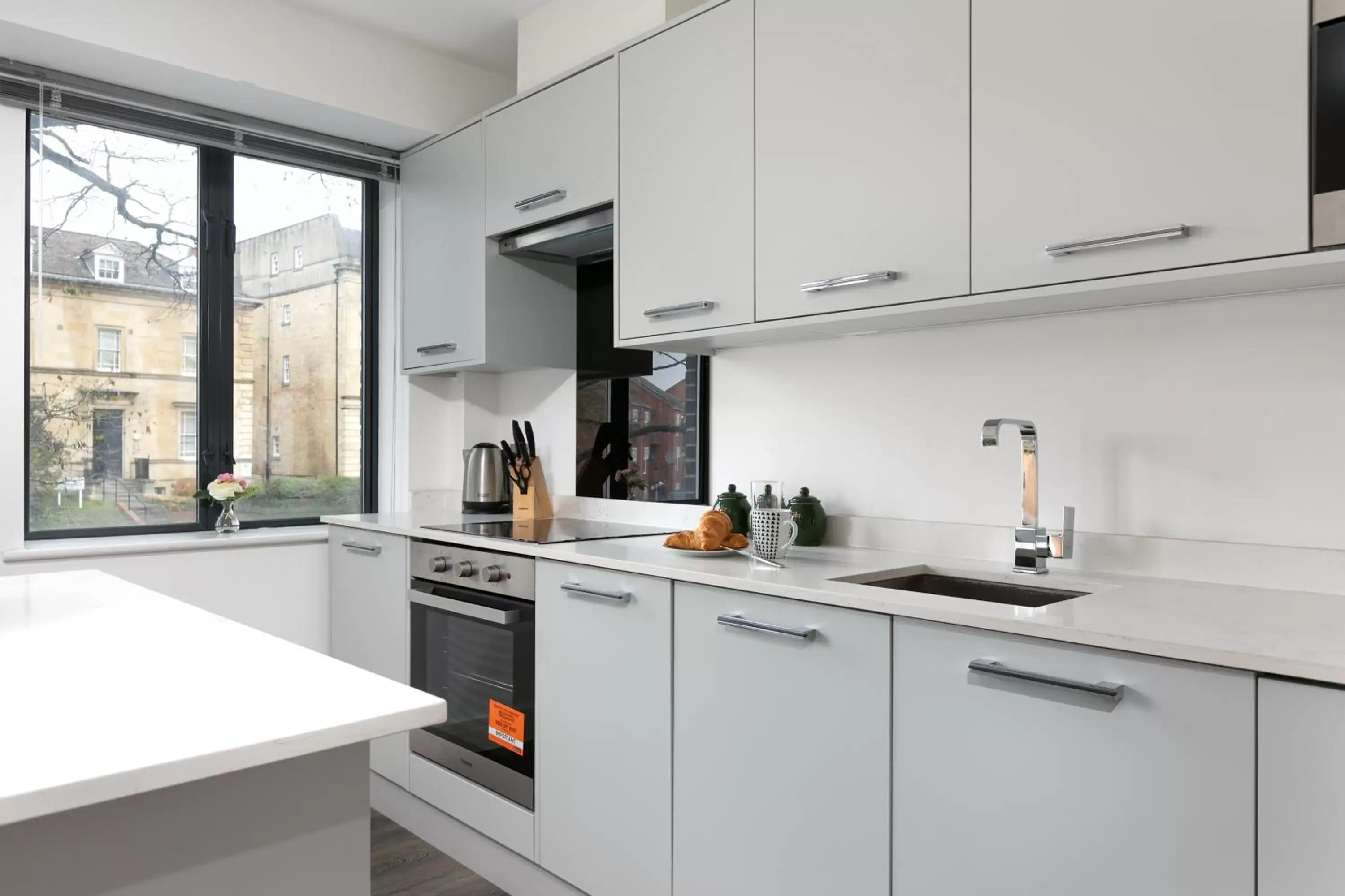 Kitchen or kitchenette, Kitchen/Kitchenette in Reading Kings Road Lodge by Creatick Apartments