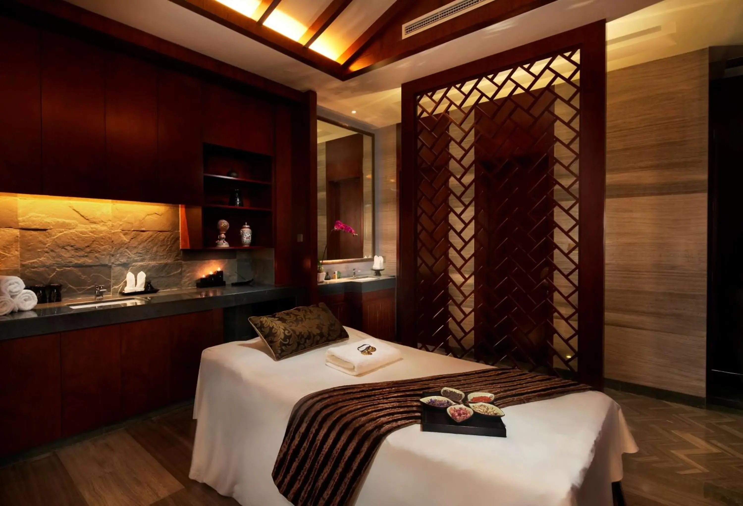 Spa and wellness centre/facilities, Bed in Hilton Tianjin Eco City