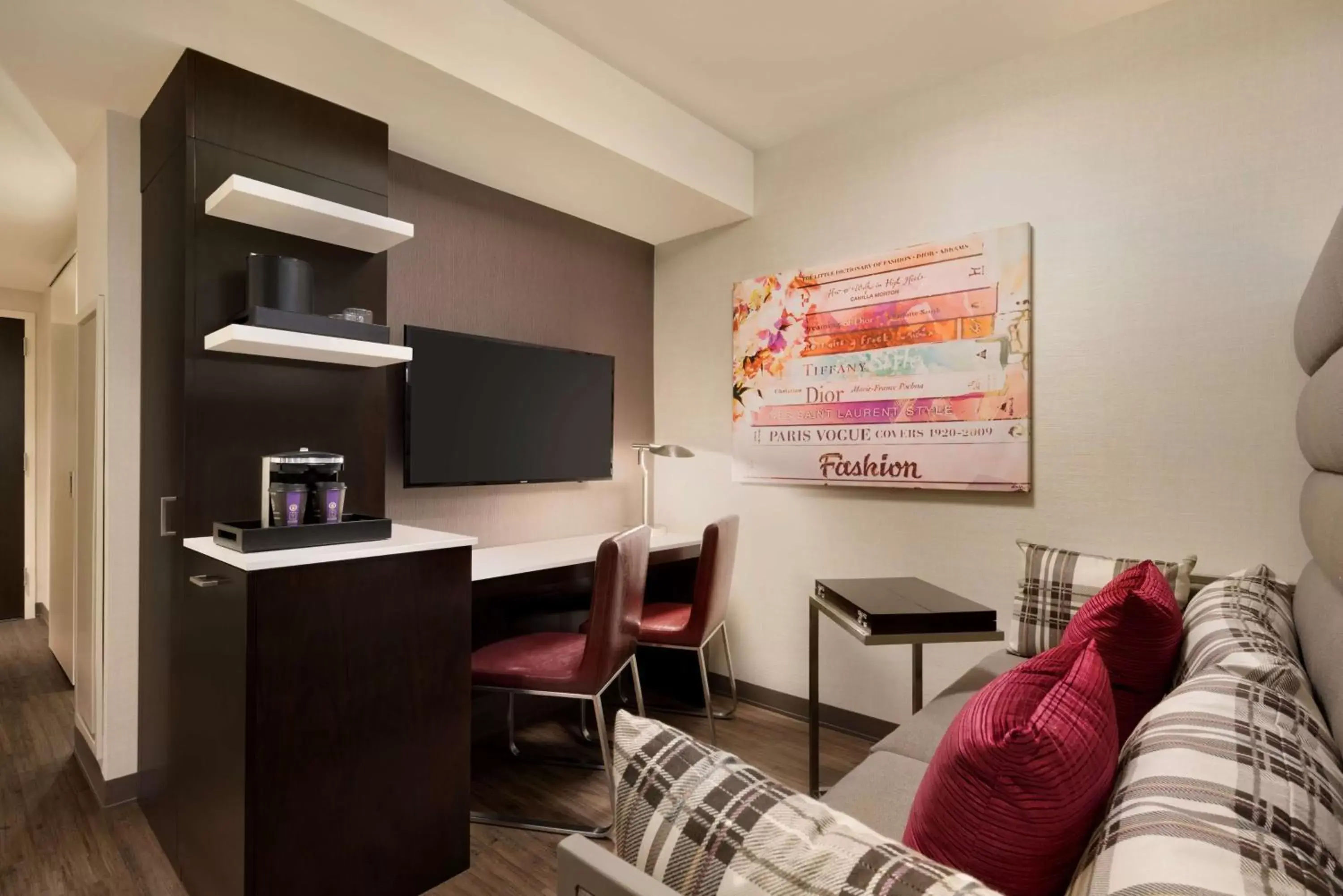 Bedroom, TV/Entertainment Center in Embassy Suites By Hilton New York Manhattan Times Square
