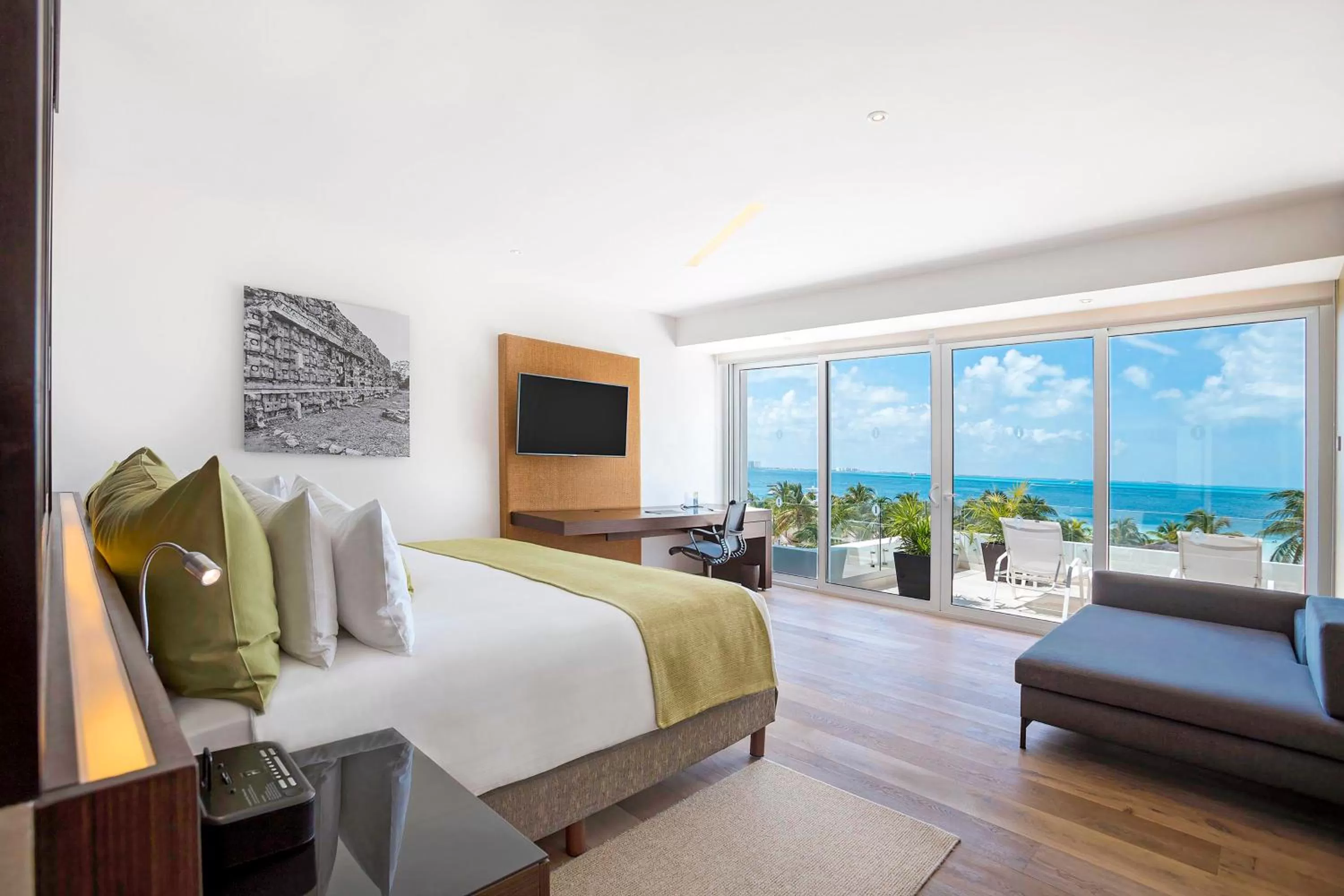 Photo of the whole room, Bed in Presidente InterContinental Cancun Resort