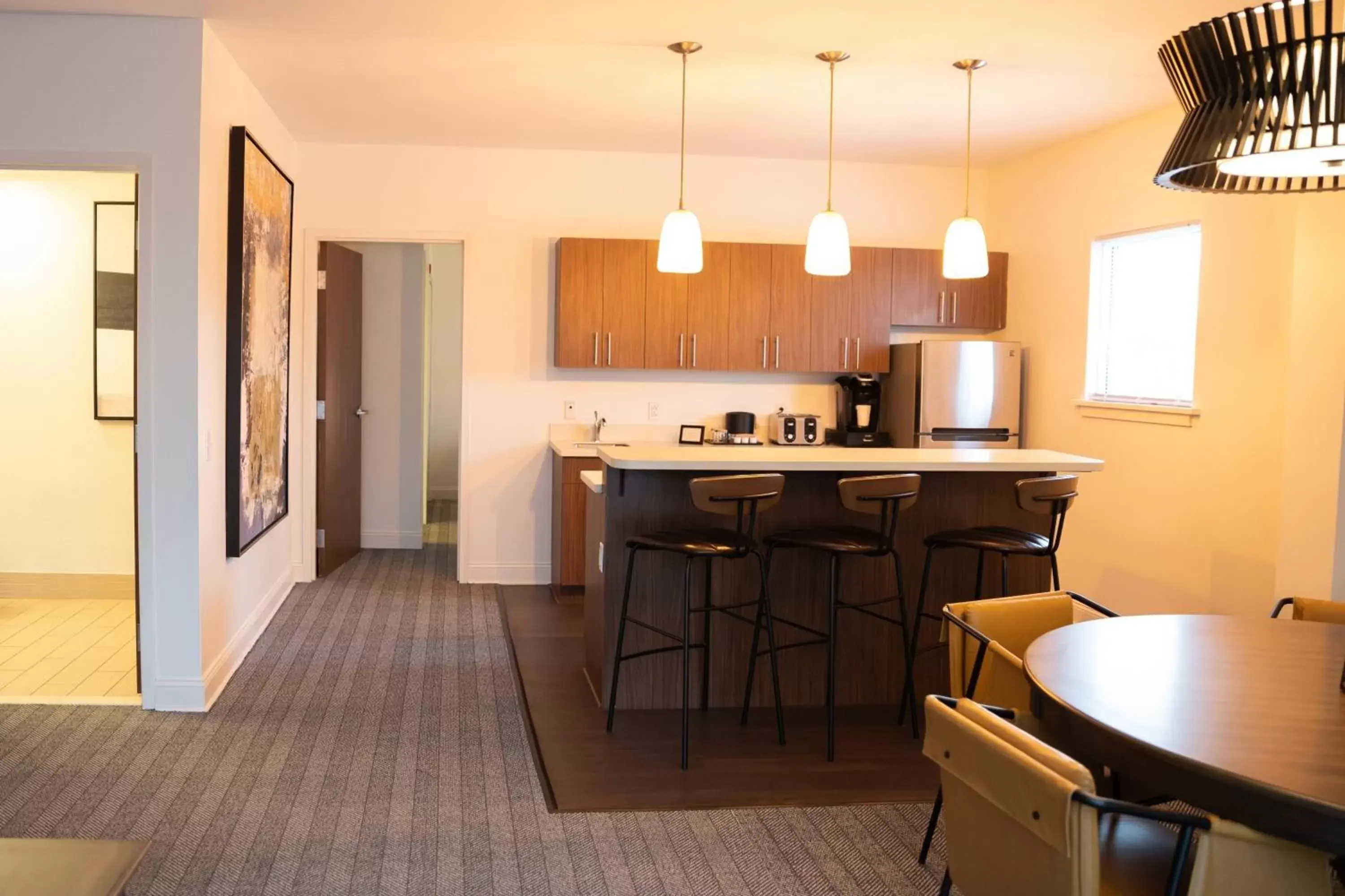 Photo of the whole room, Kitchen/Kitchenette in Courtyard by Marriott Philadelphia Springfield