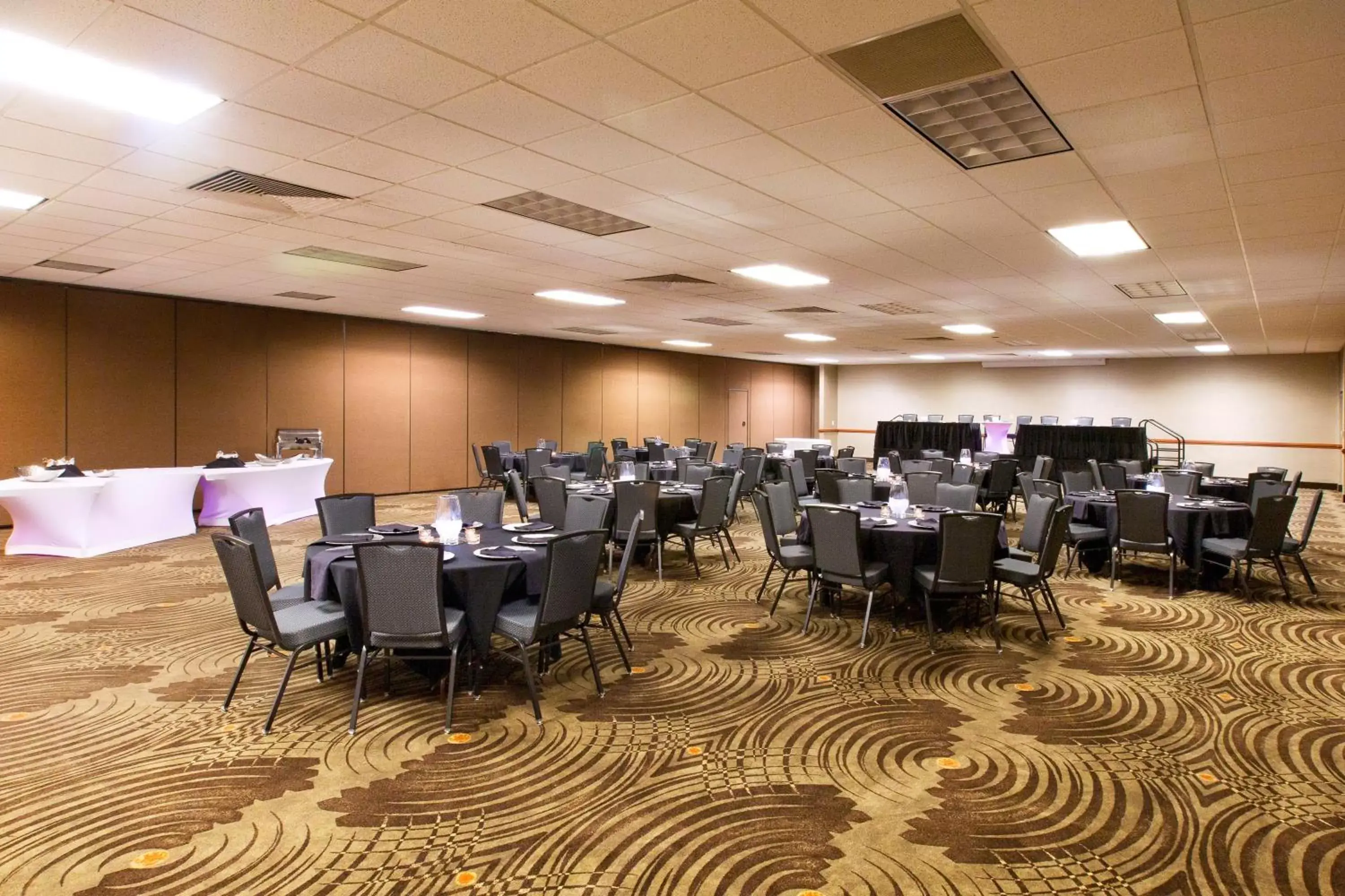 Meeting/conference room, Restaurant/Places to Eat in Holiday Inn Sioux Falls-City Center, an IHG Hotel