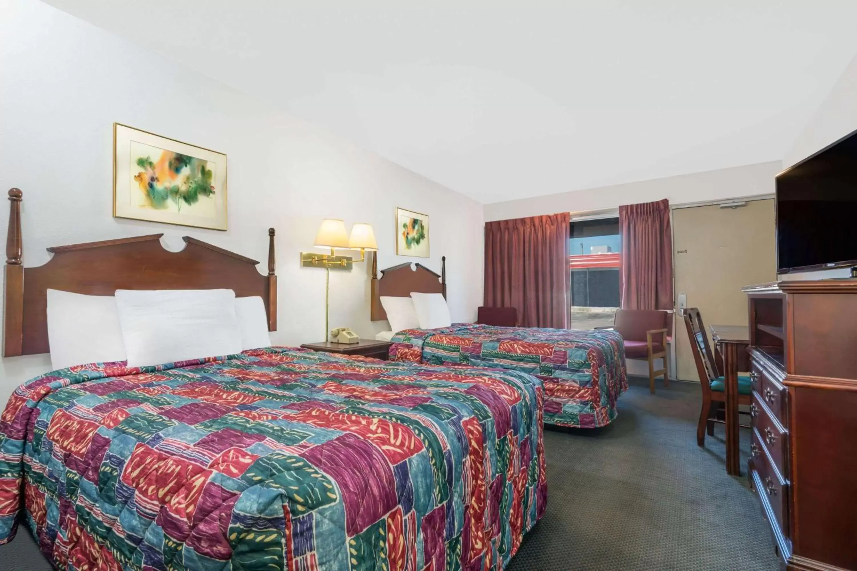 Photo of the whole room, Bed in Days Inn by Wyndham Mt. Sterling