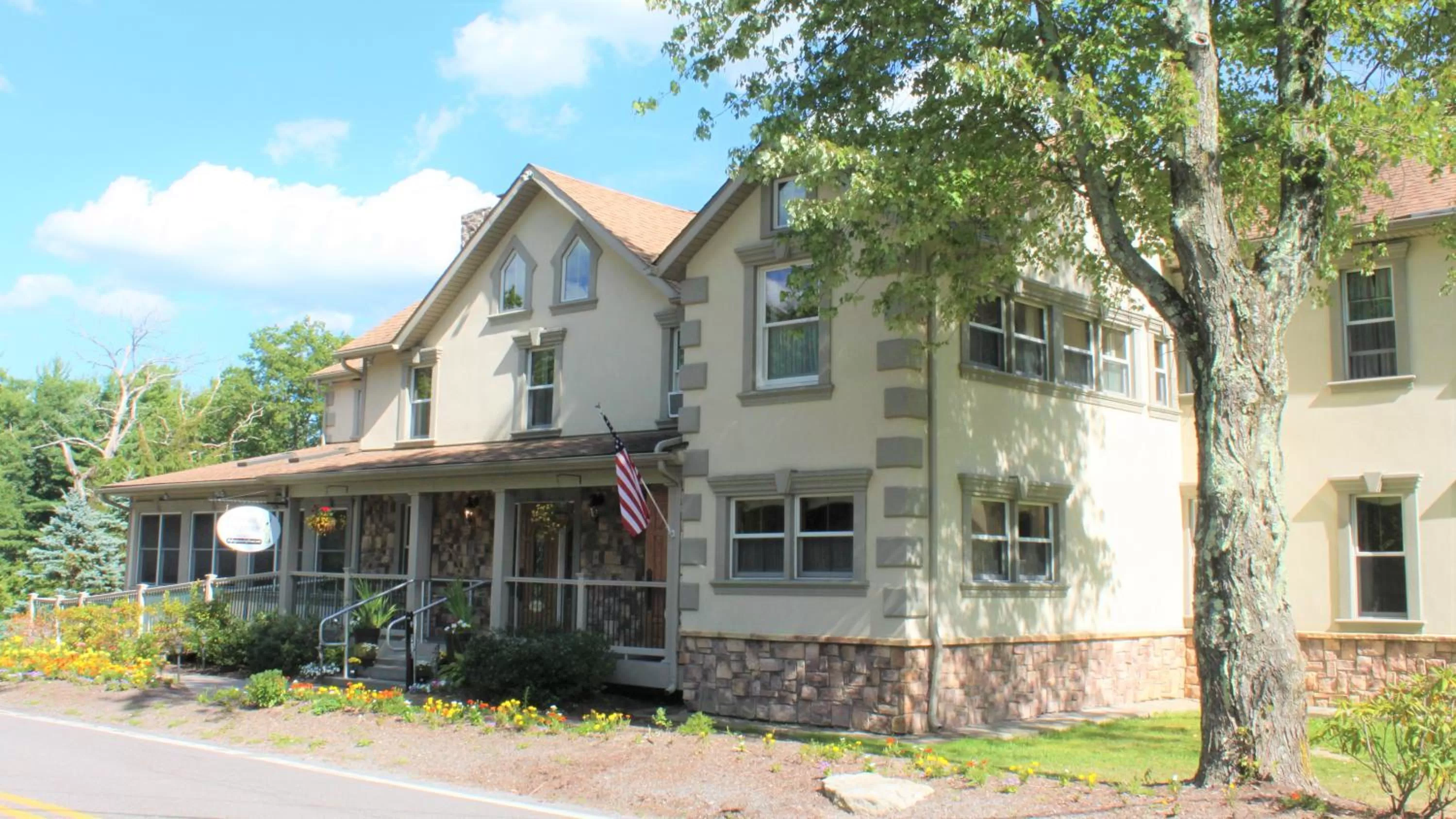 Property building in Woodfield Manor - A Sundance Vacations Property