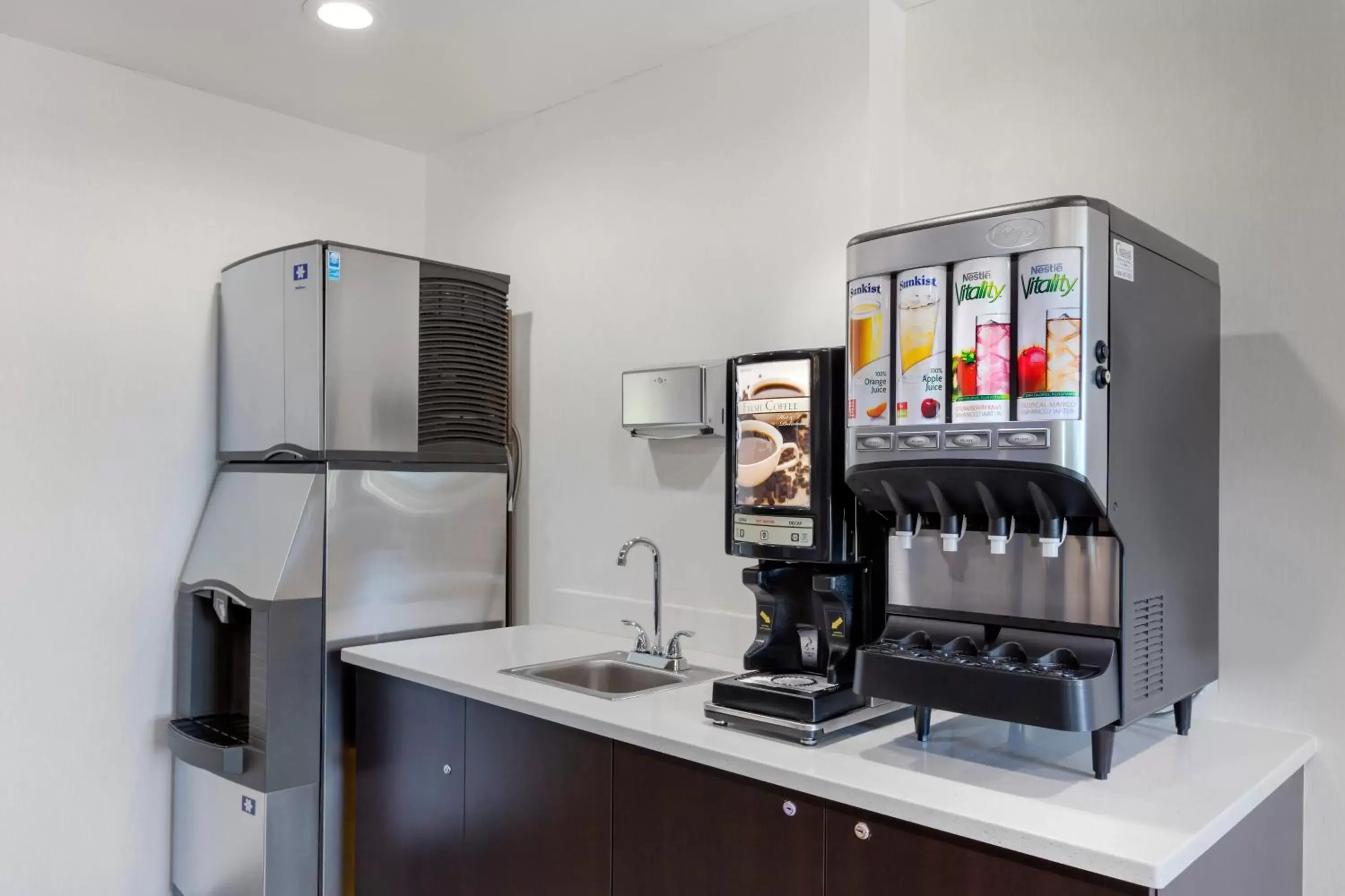 Breakfast, Kitchen/Kitchenette in Avion Inn Near LGA Airport, Ascend Hotel Collection