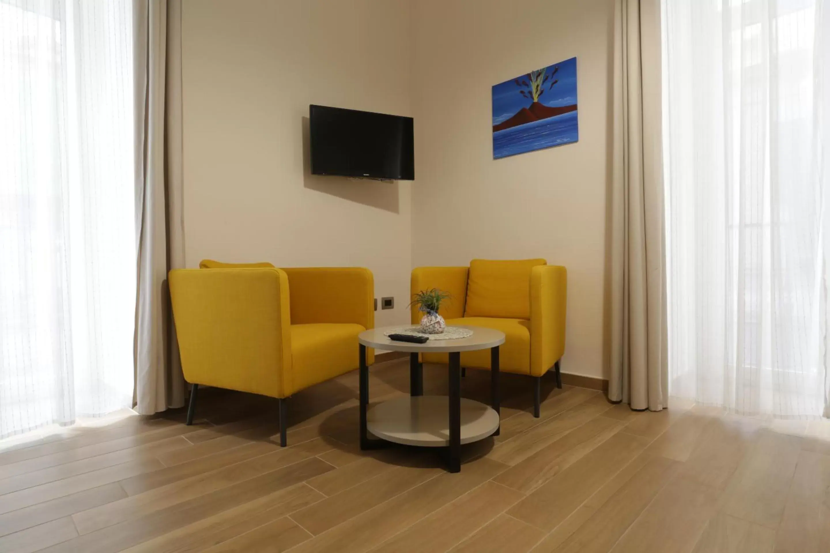 Seating area, TV/Entertainment Center in Musto Suites & Rooms