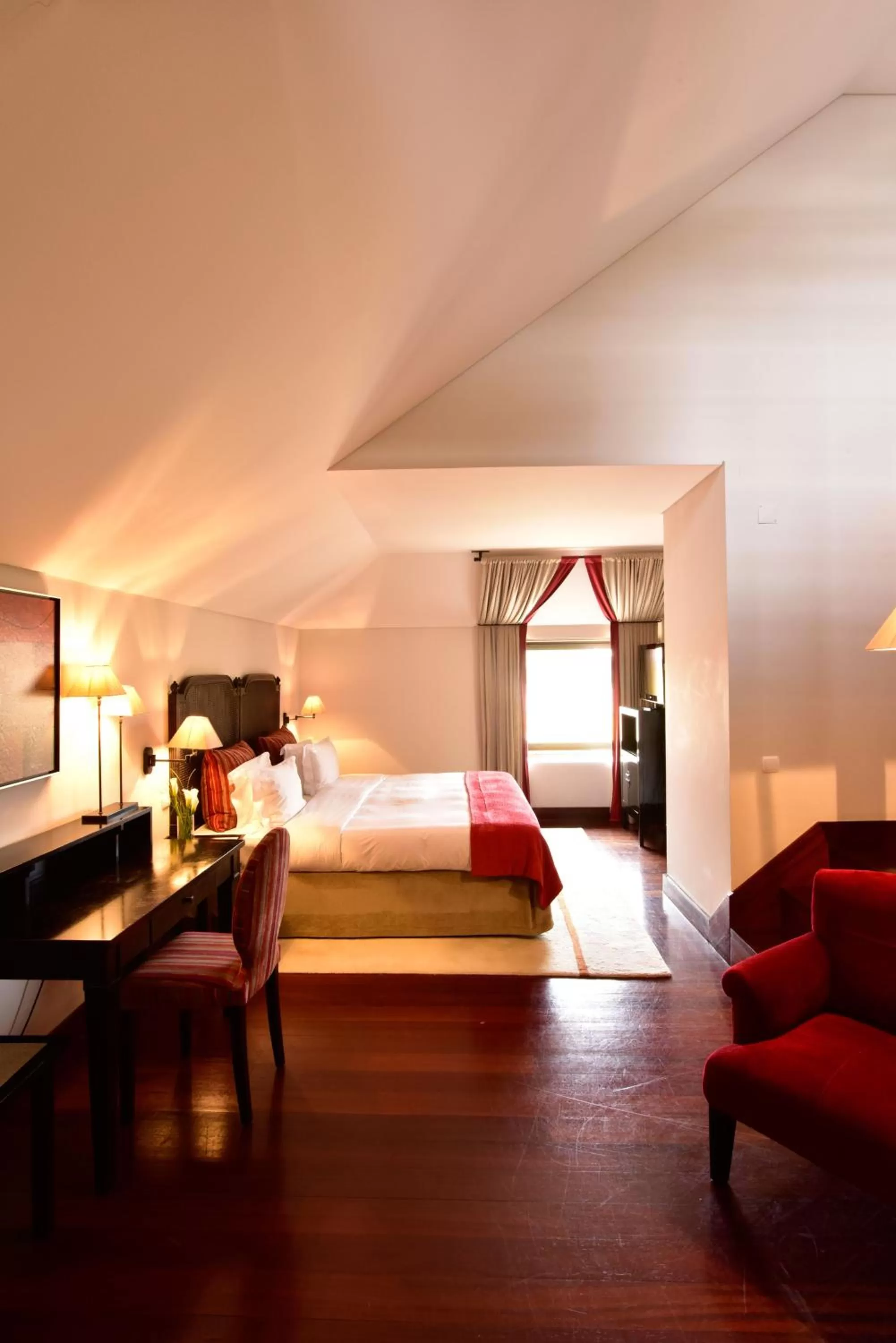 Photo of the whole room, Bed in Pousada Convento de Tavira