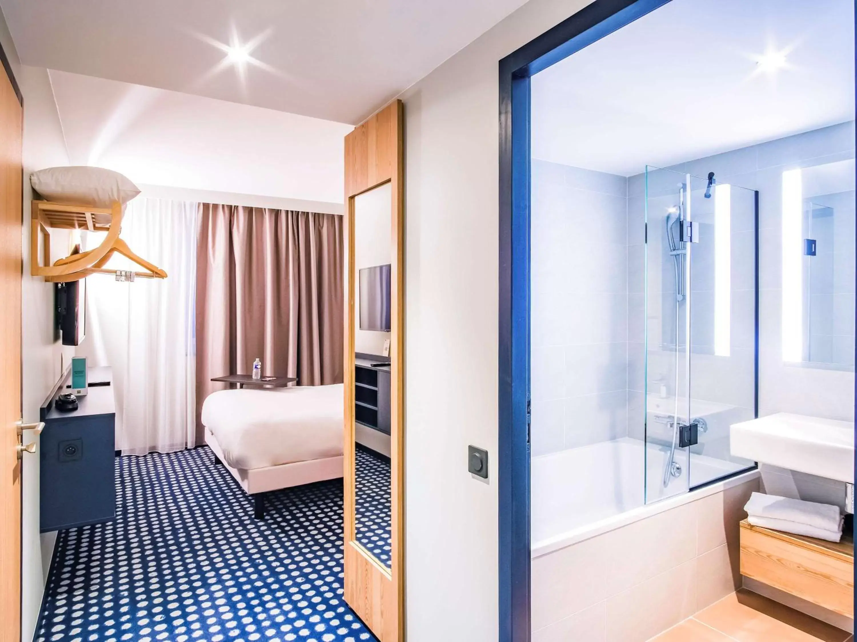 Photo of the whole room, Bathroom in ibis Styles Albertville