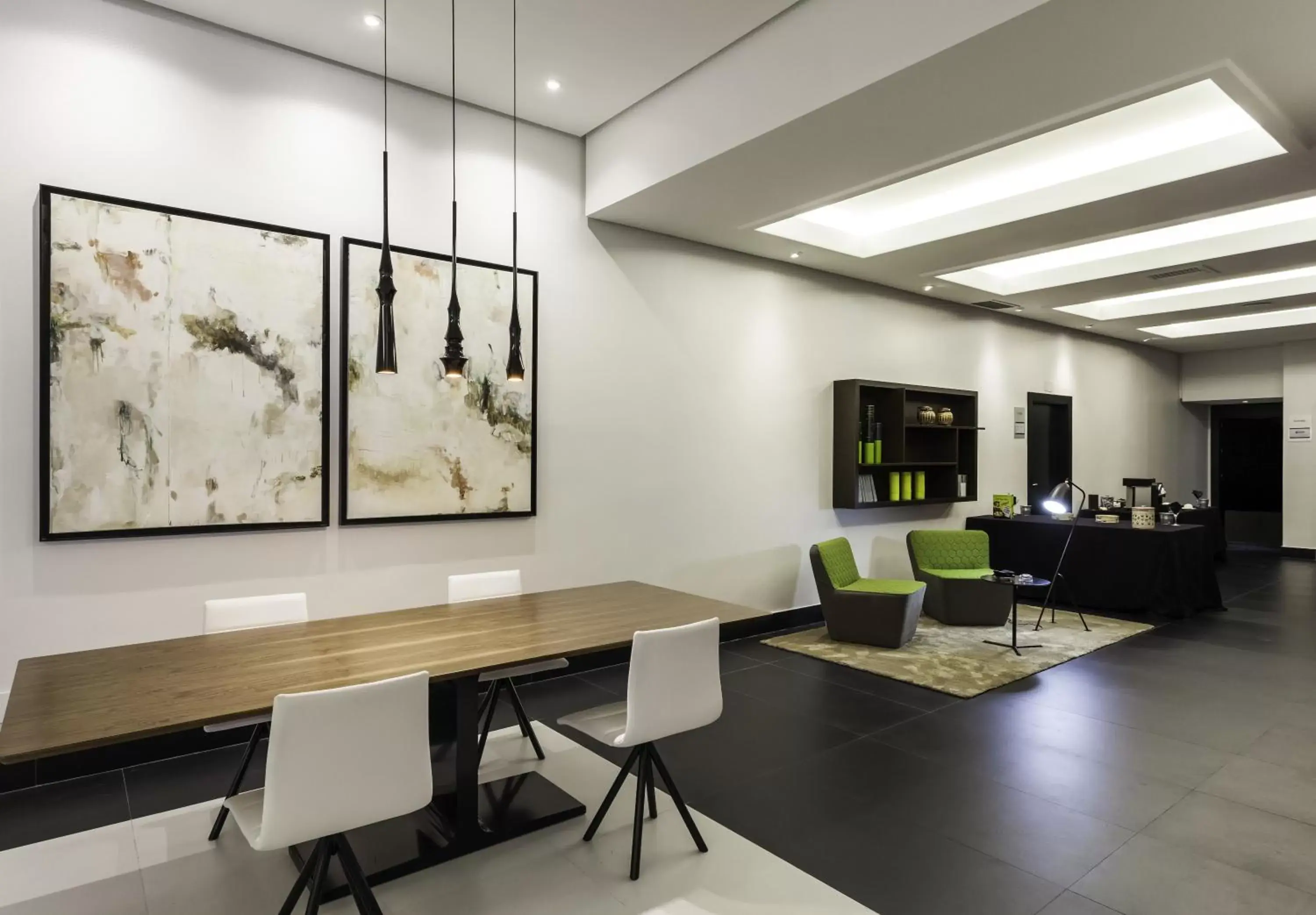 Communal lounge/ TV room in Ilunion Suites Madrid