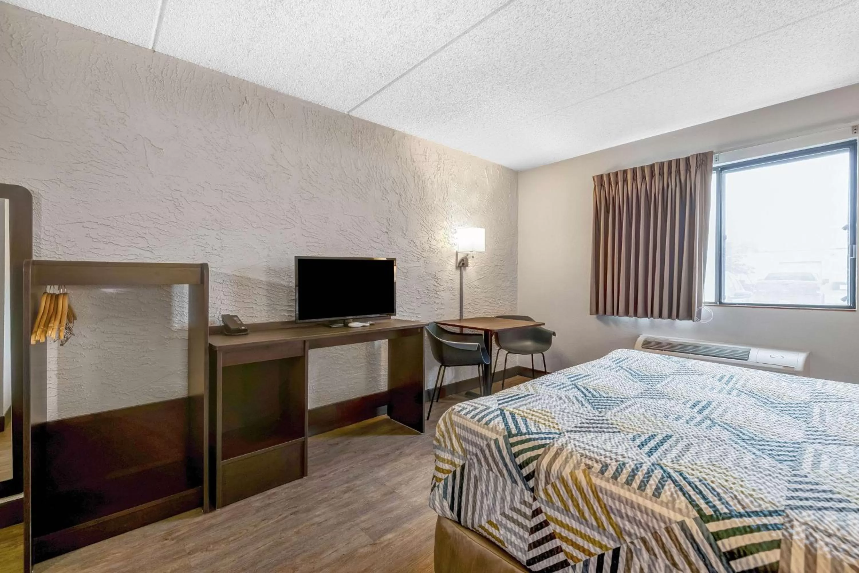 Bedroom, Bed in Motel 6-Elk Grove Village, IL - O'Hare