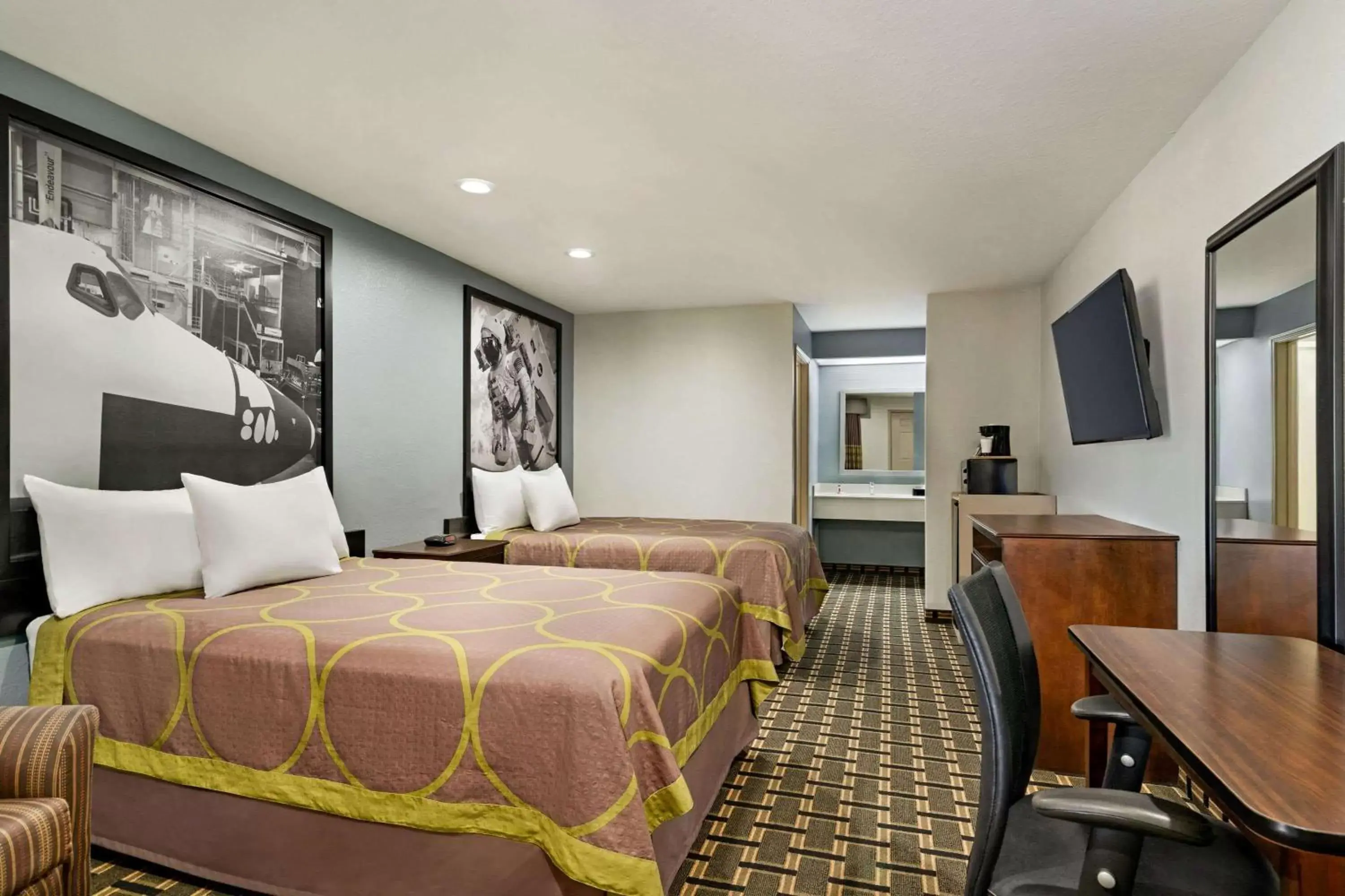 Photo of the whole room in Super 8 by Wyndham Houston/Dtwn/I-610 Photo of the whole room in Super 8 by Wyndham Houston/Dtwn/I-610