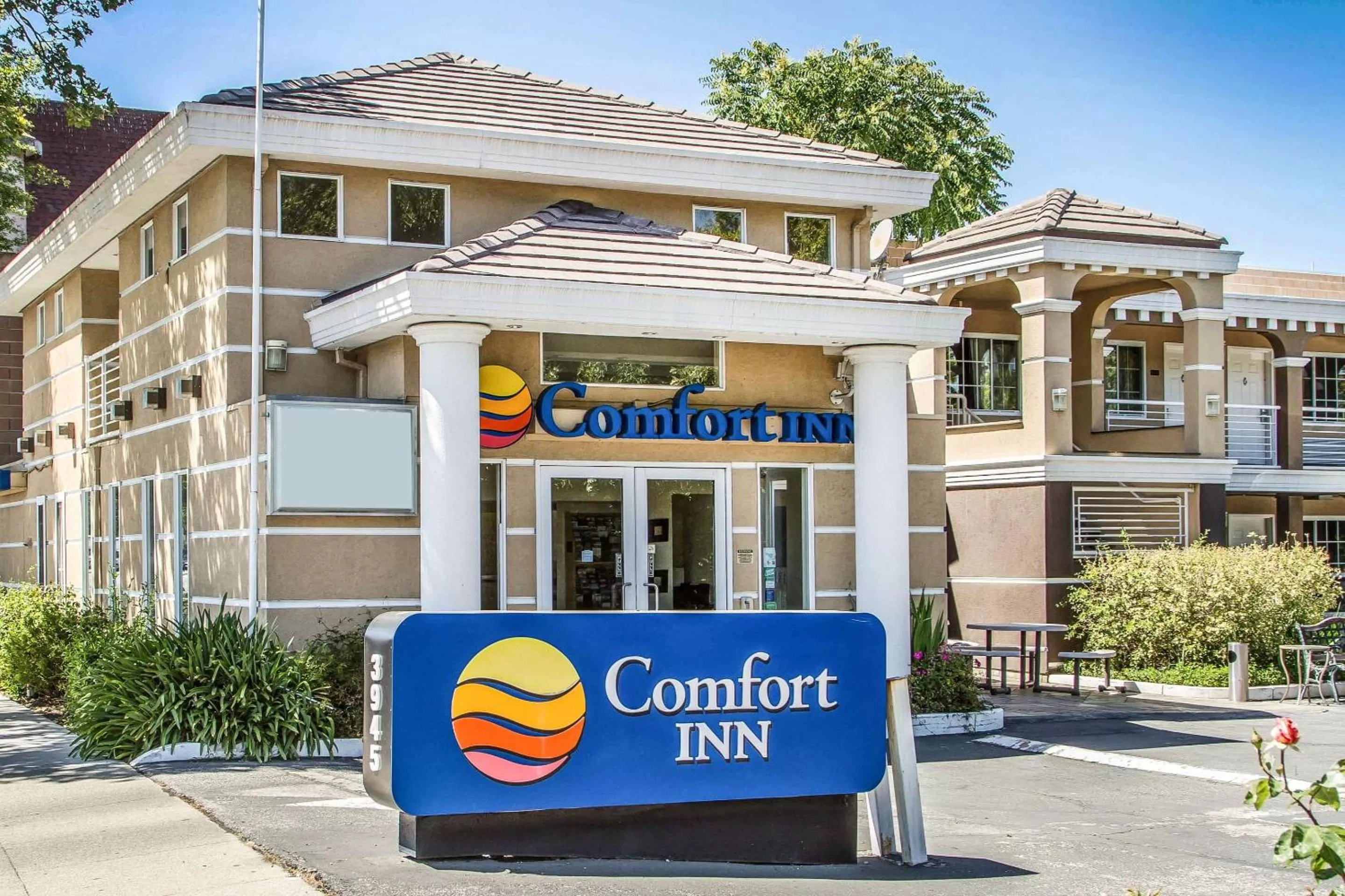 Property building in Comfort Inn Palo Alto