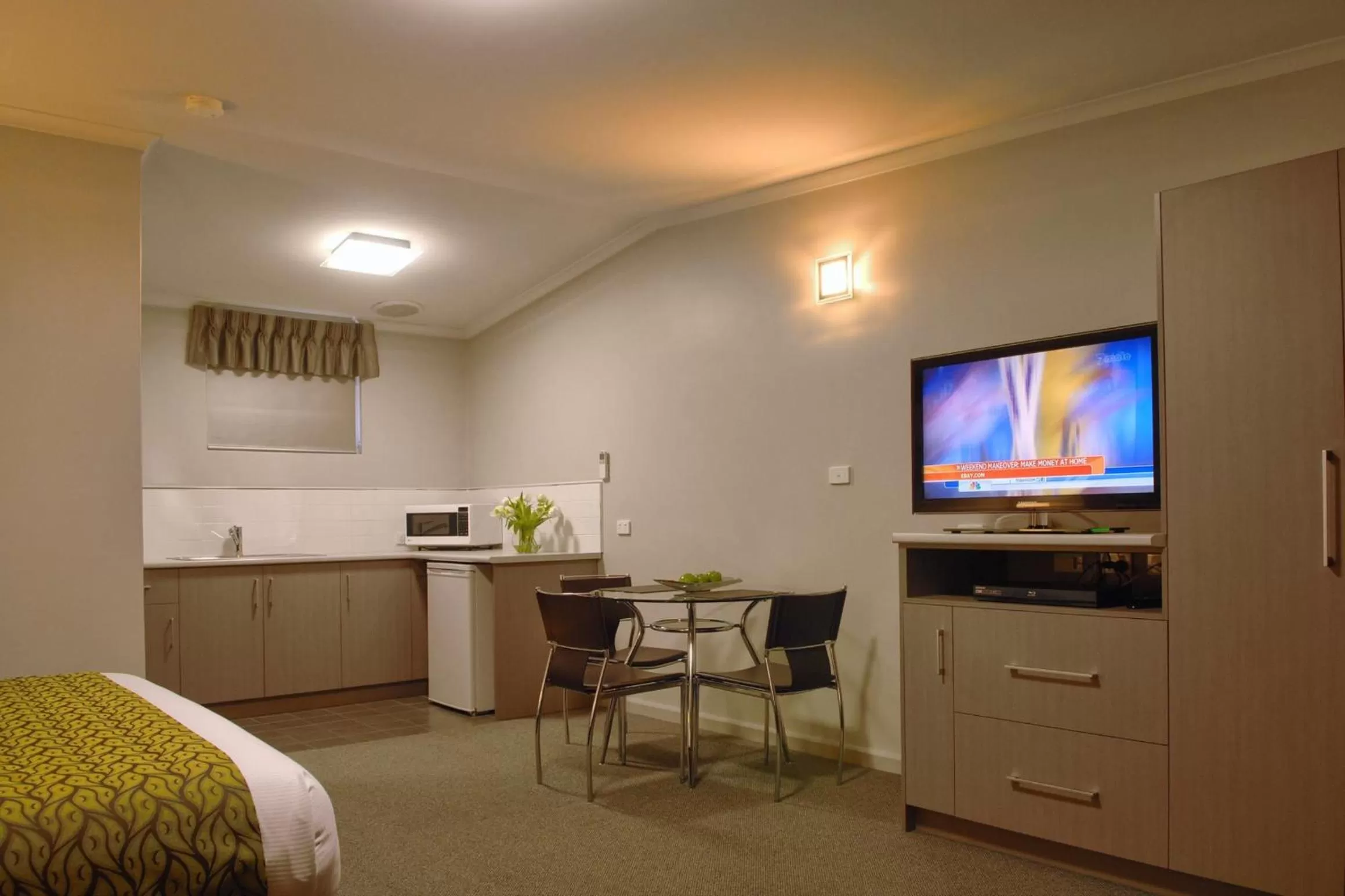 Photo of the whole room, Bed in Tower Motor Inn