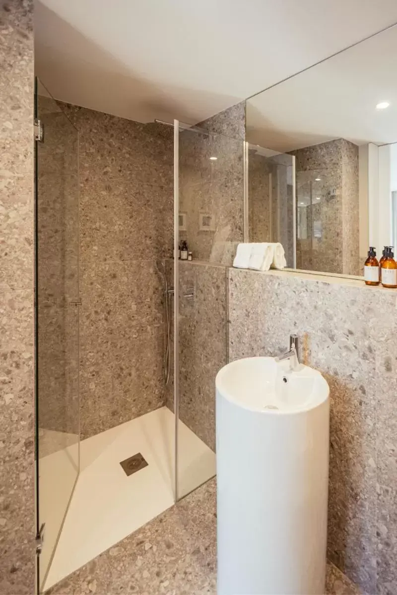 Shower, Bathroom in As Vizinhas ApartHotel