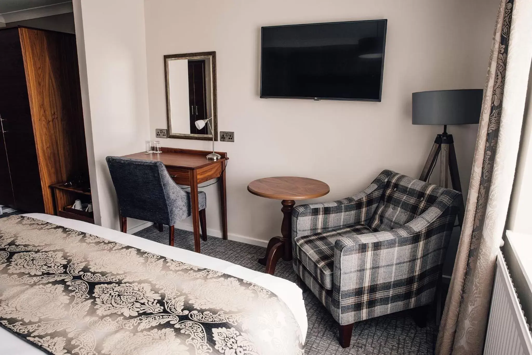 Bed, TV/Entertainment Center in Manor House Hotel & Spa, Alsager