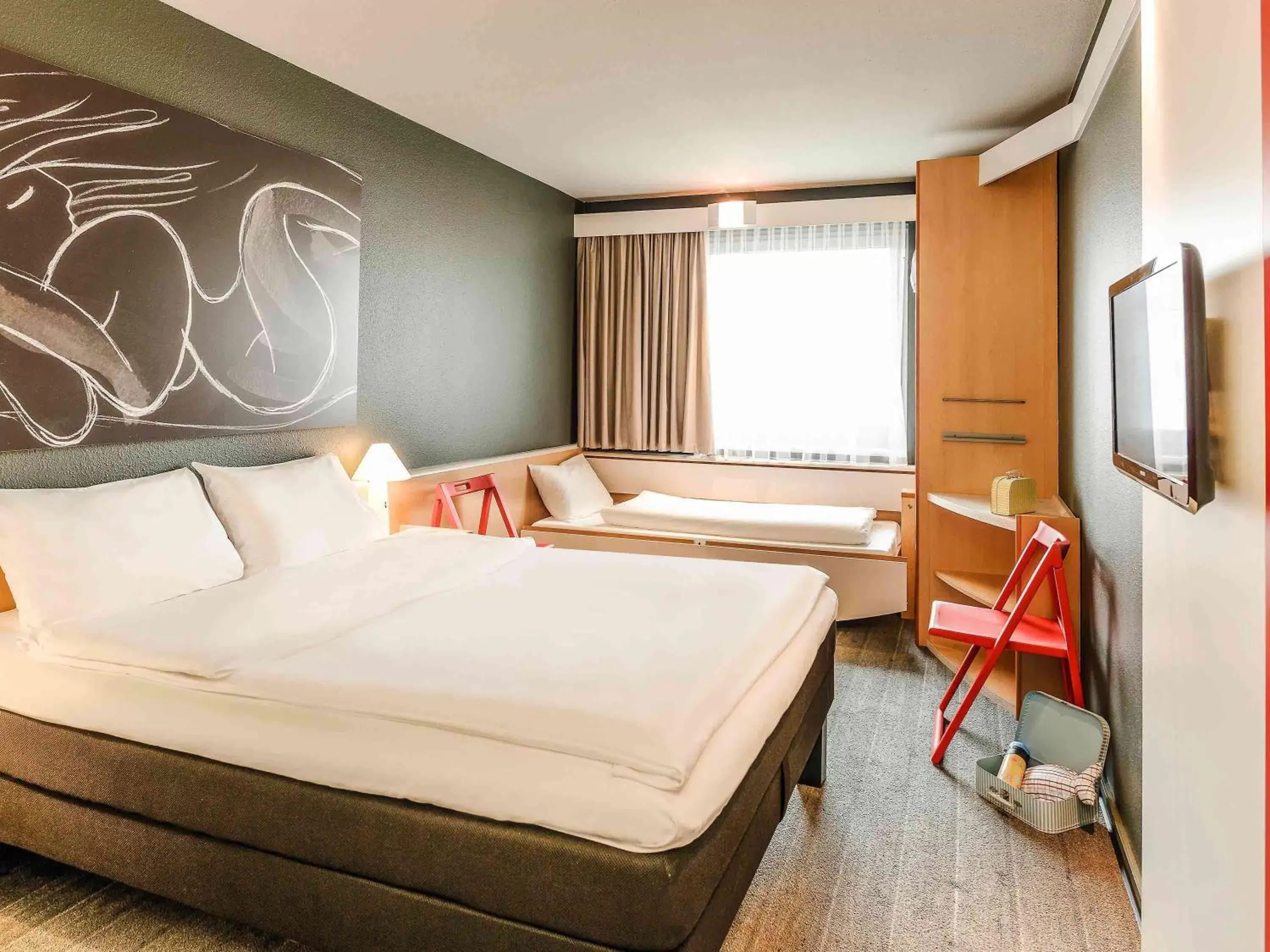 Photo of the whole room, Bed in ibis Wien City