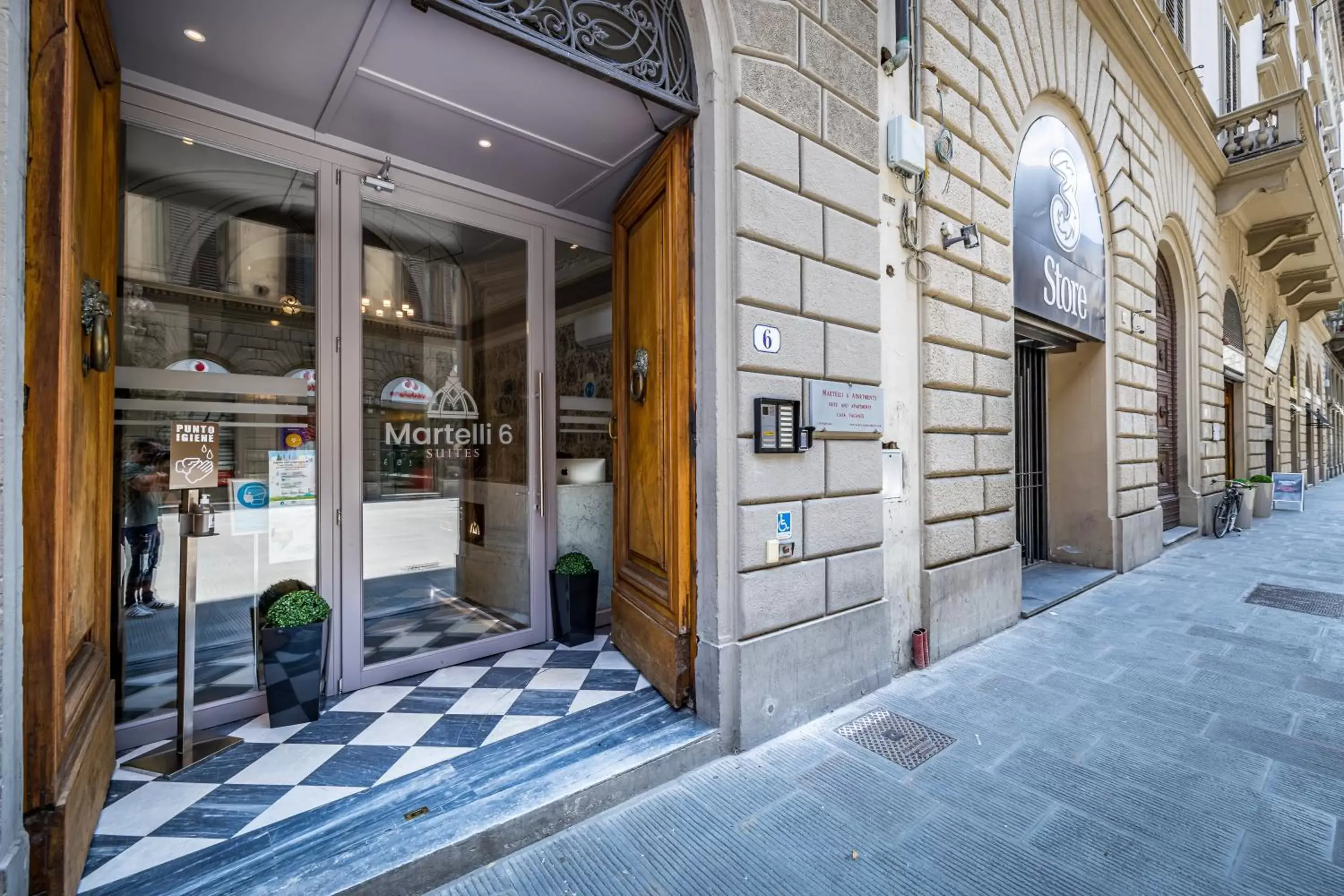 Facade/Entrance in Martelli 6 Suite & Apartments