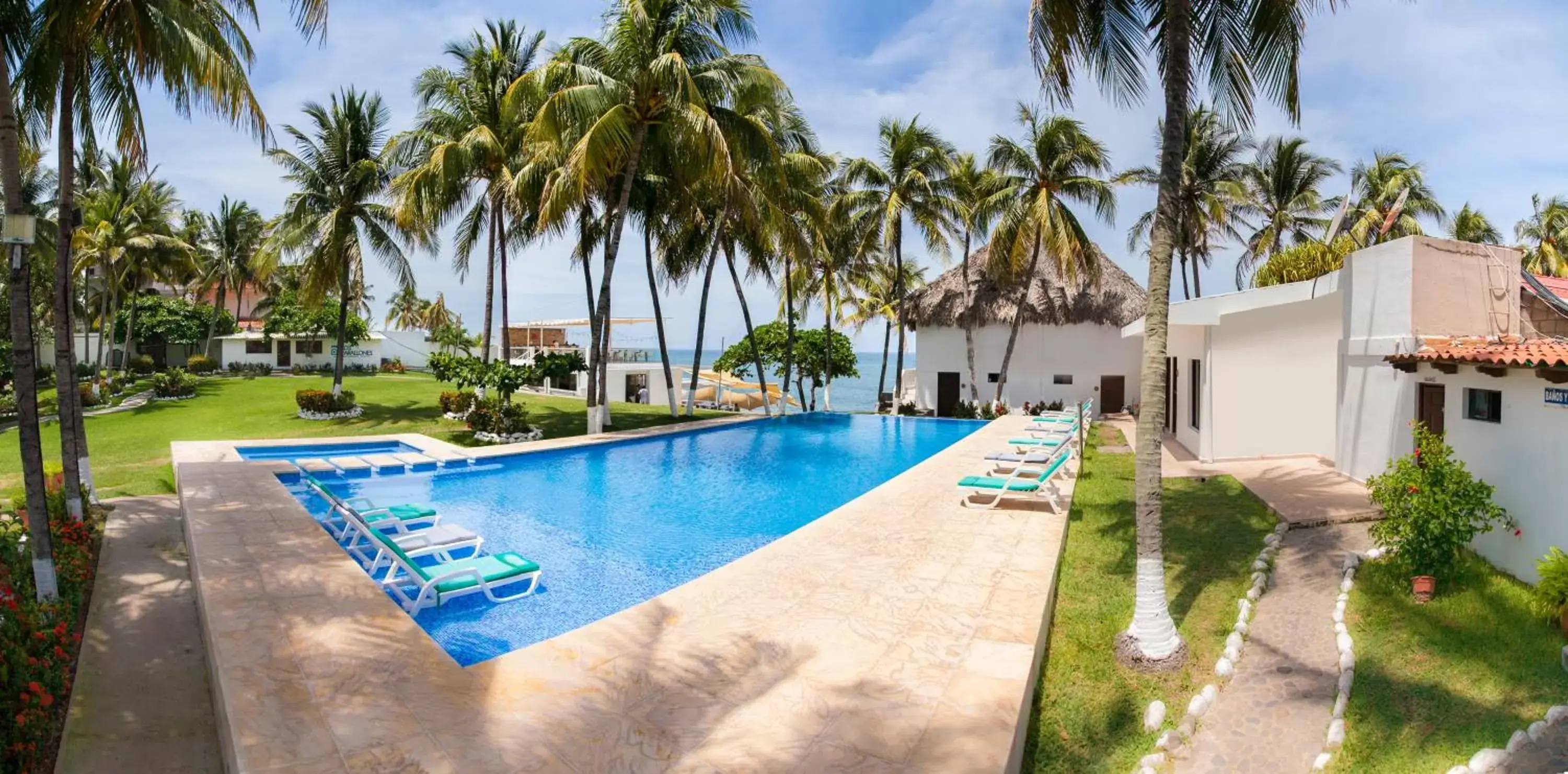 Swimming Pool in Hotel Los Farallones