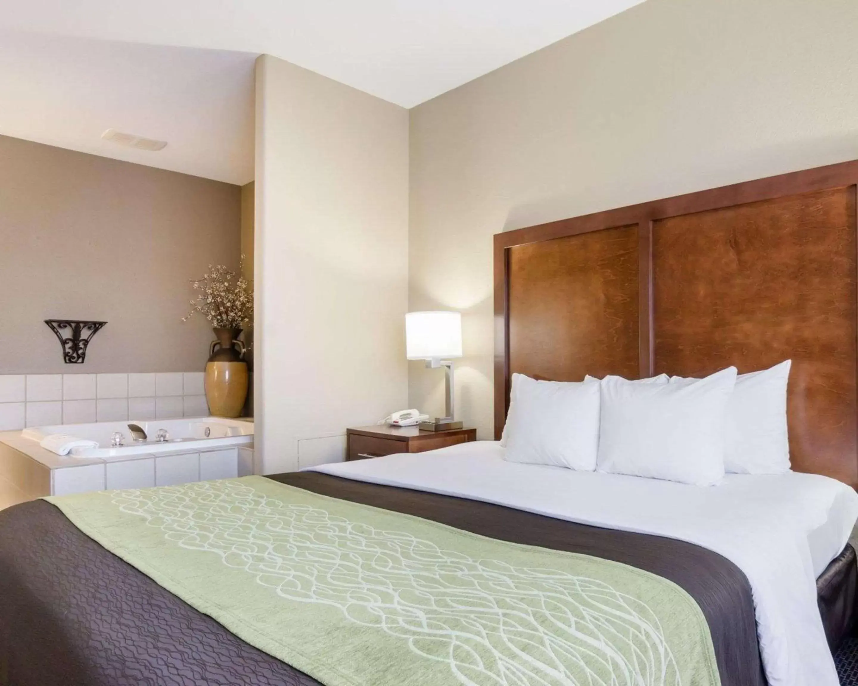 Photo of the whole room, Bed in Comfort Inn Garden City Photo of the whole room, Bed in Comfort Inn Garden City