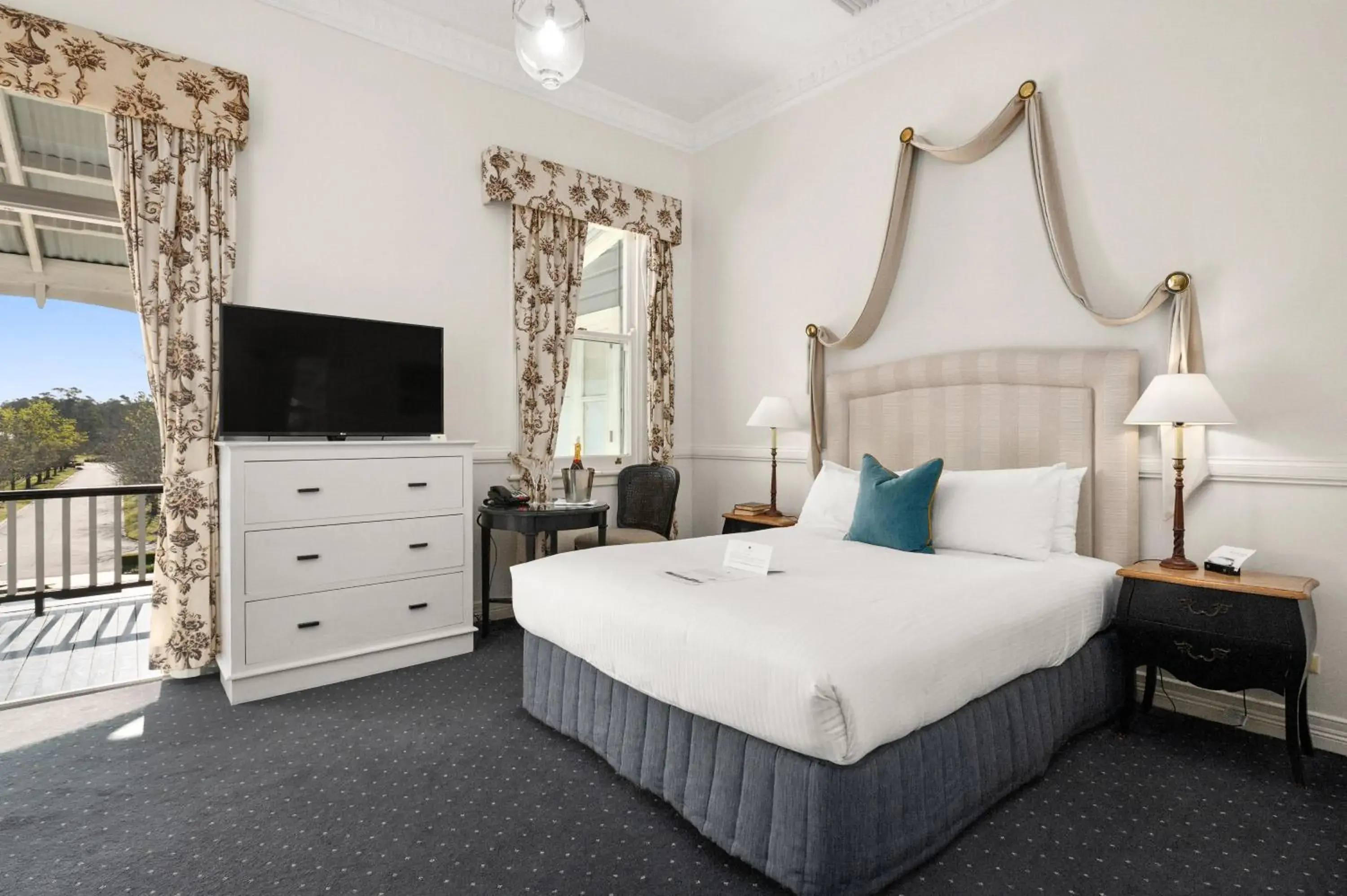 Deluxe Queen Room in The Convent Hunter Valley Hotel Deluxe Queen Room in The Convent Hunter Valley Hotel