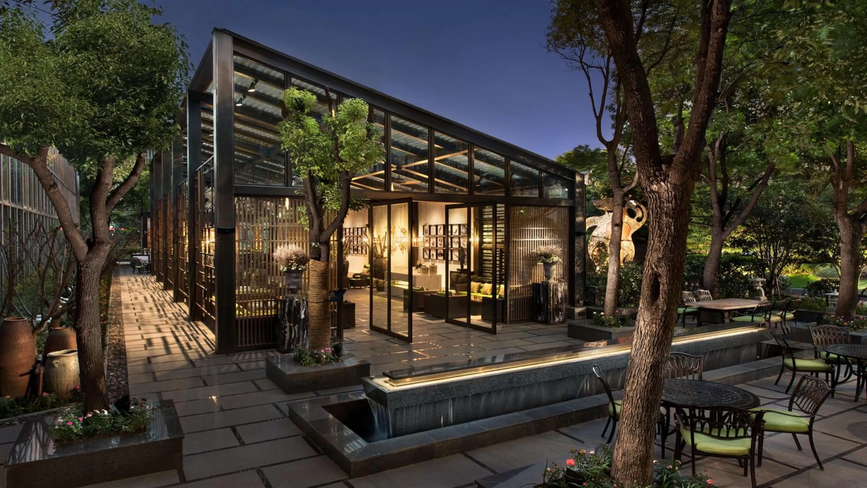 Lounge or bar in InterContinental Shanghai Jing' An by IHG