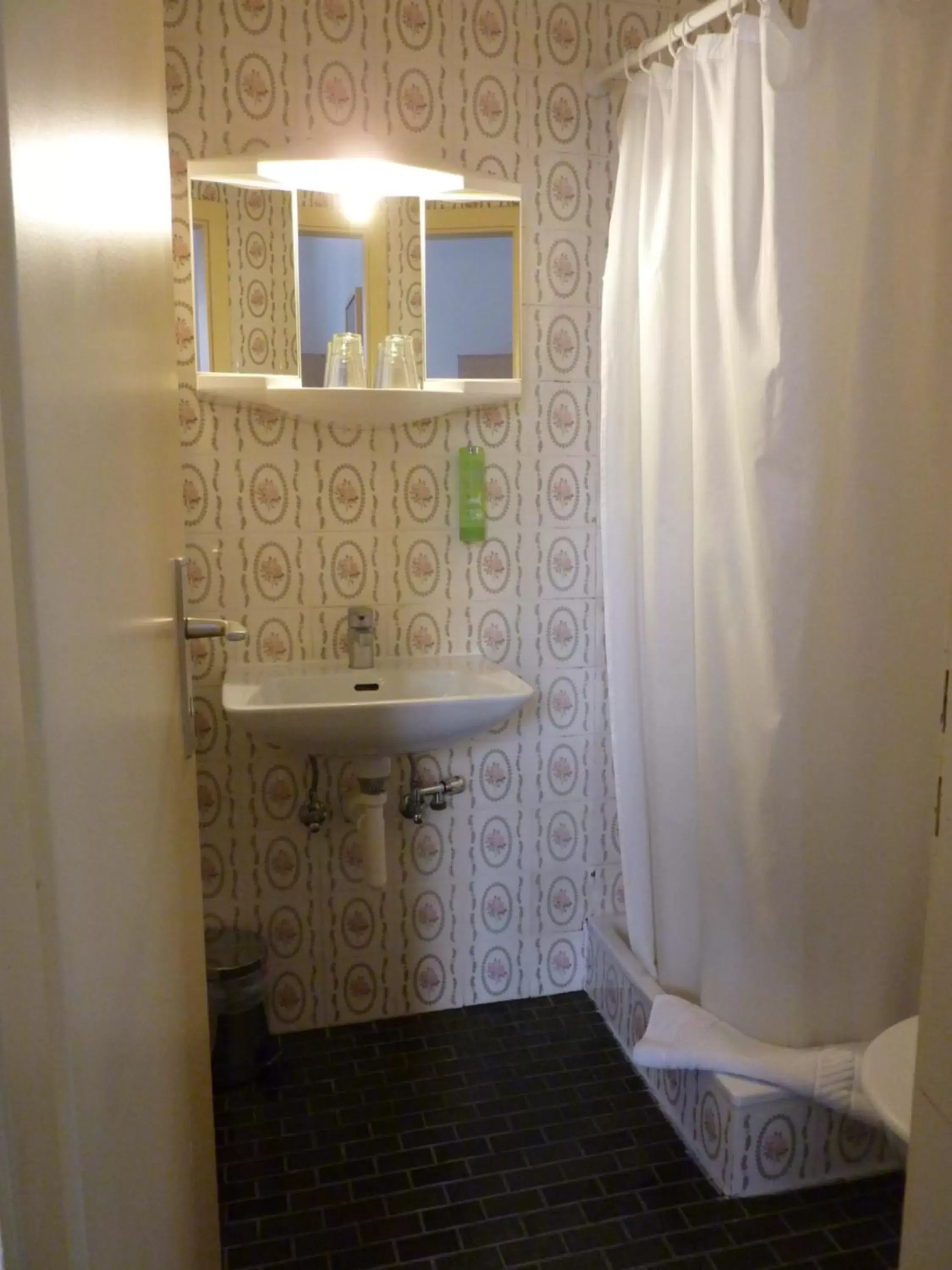 Bathroom in Hôtel du Marché