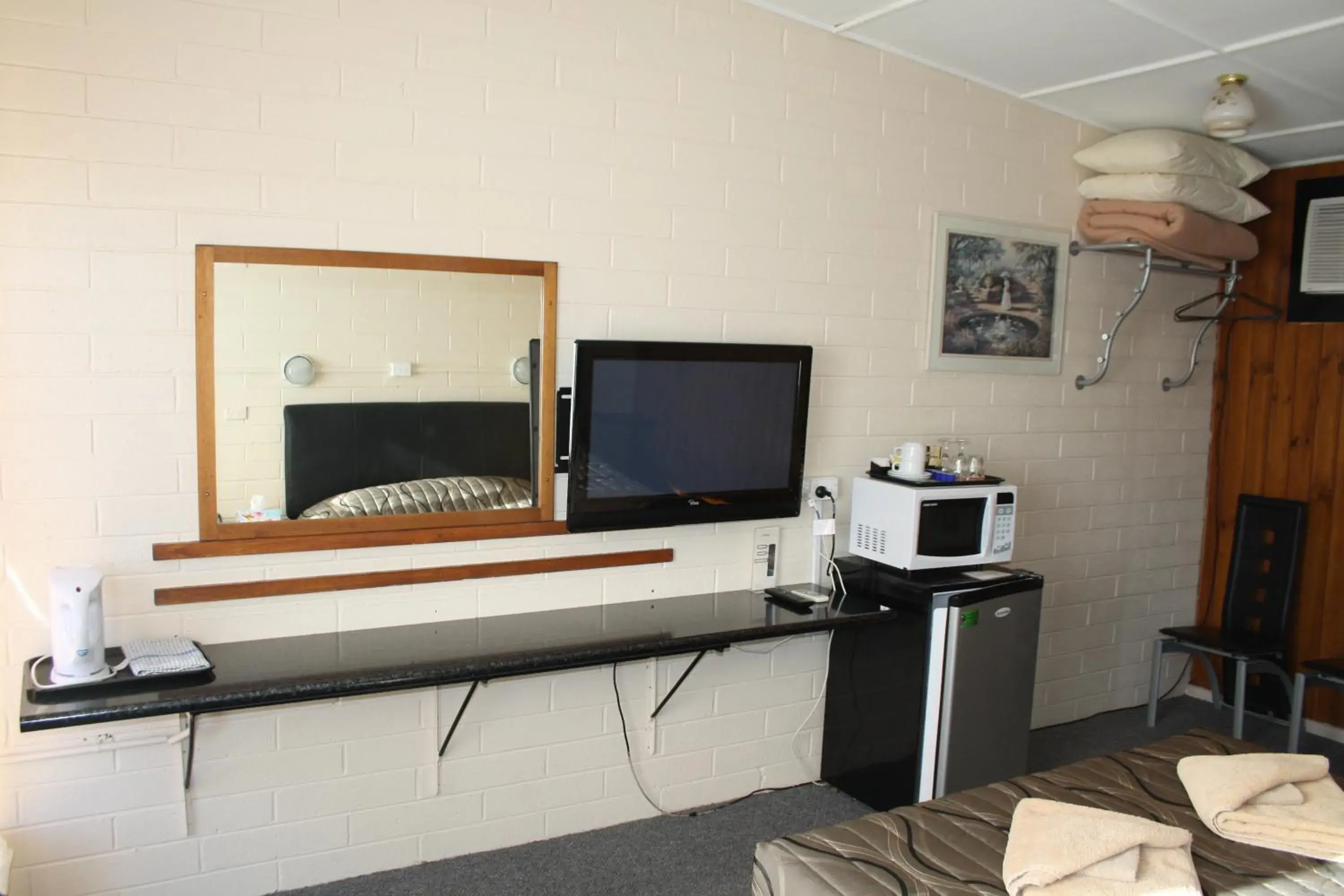 Photo of the whole room, TV/Entertainment Center in Nhill Oasis Motel