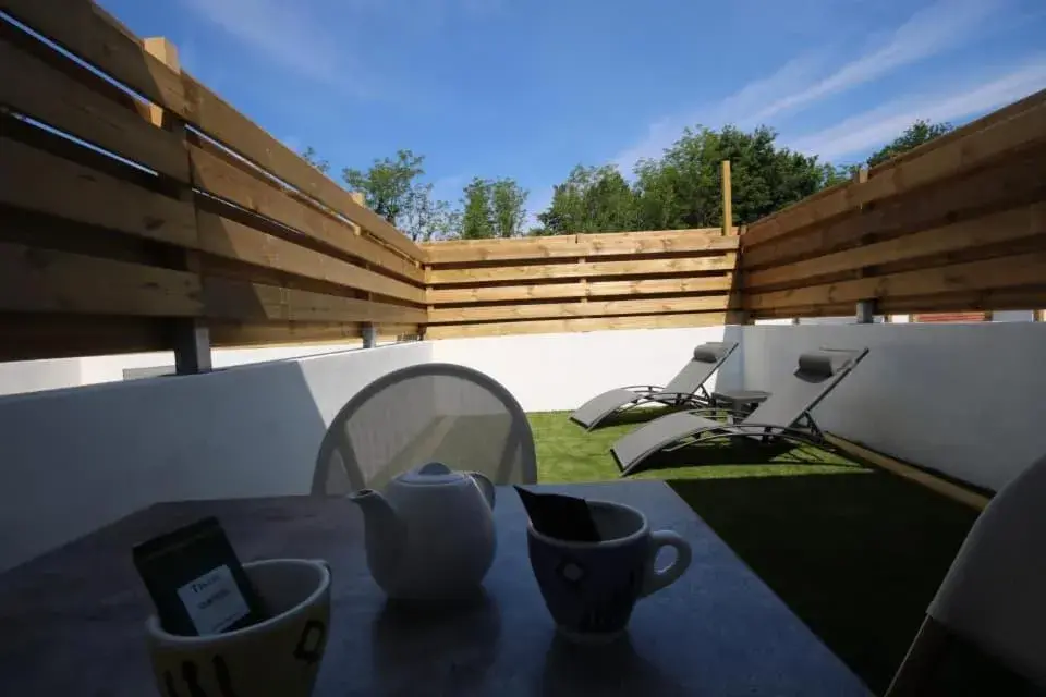 Patio in The Originals Boutique, Hotel Lakeside, Biscarrosse , Lac