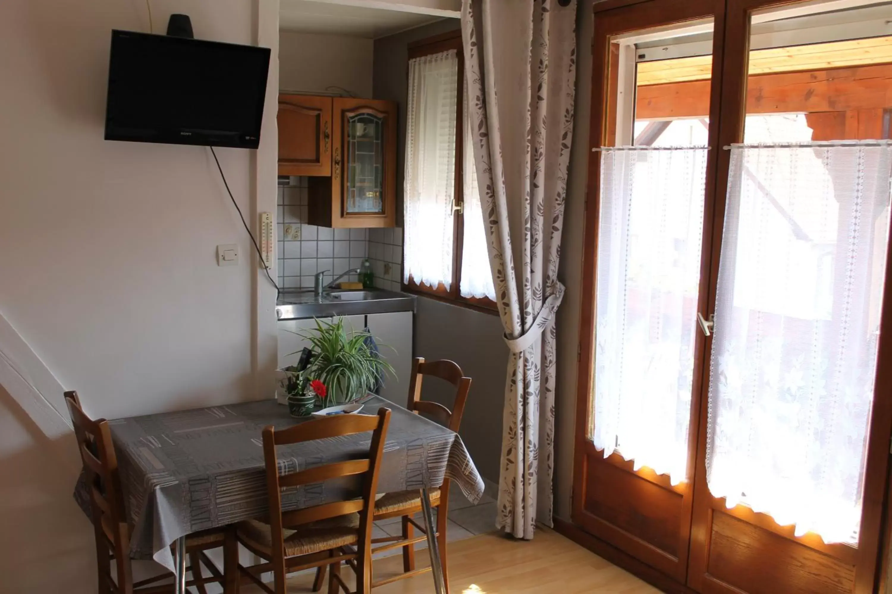 Photo of the whole room, Dining Area in Chambres d'Hôtes Arnold