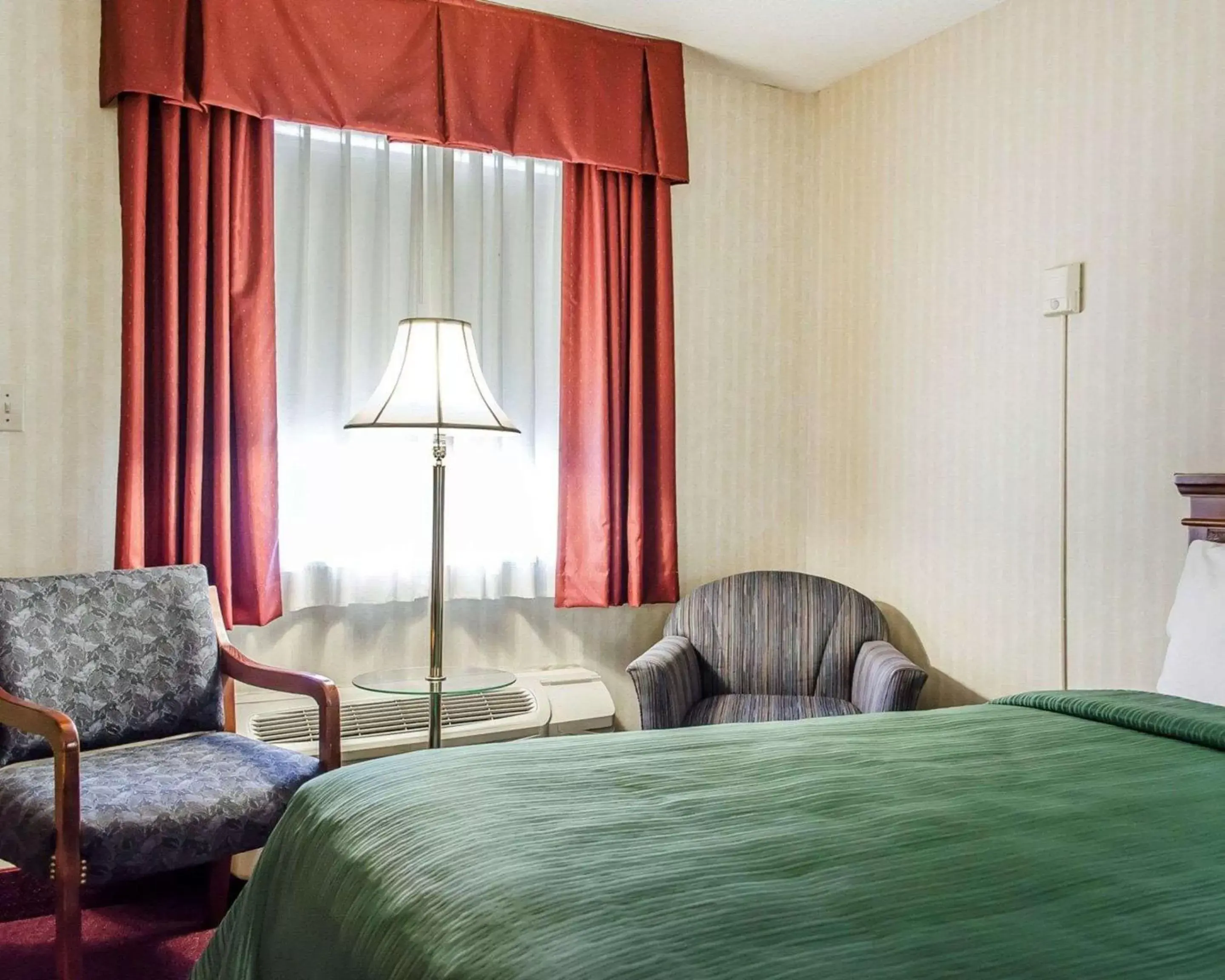 Photo of the whole room, Bed in Quality Inn Gettysburg Battlefield