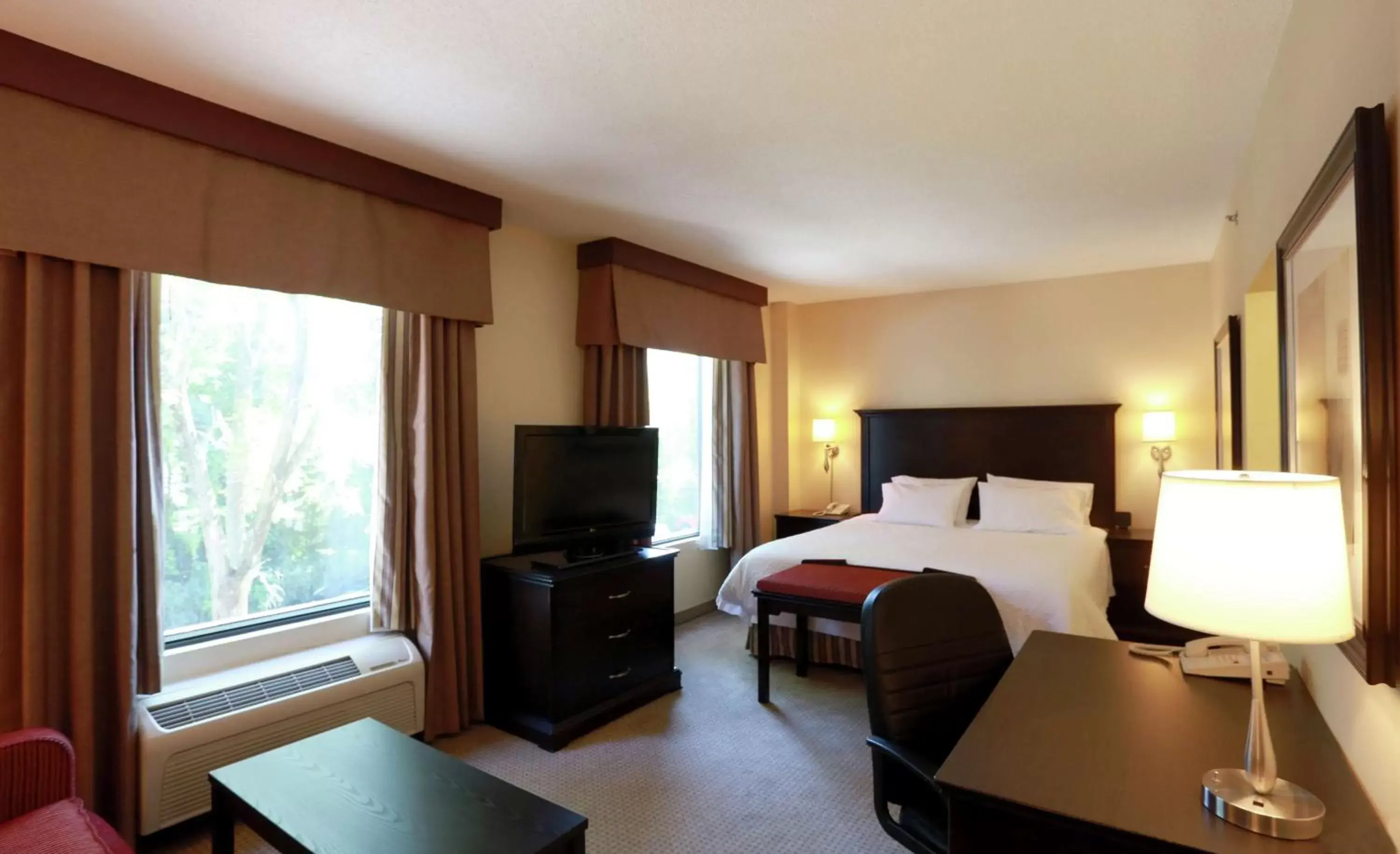 Bedroom, TV/Entertainment Center in Hampton Inn & Suites Laval