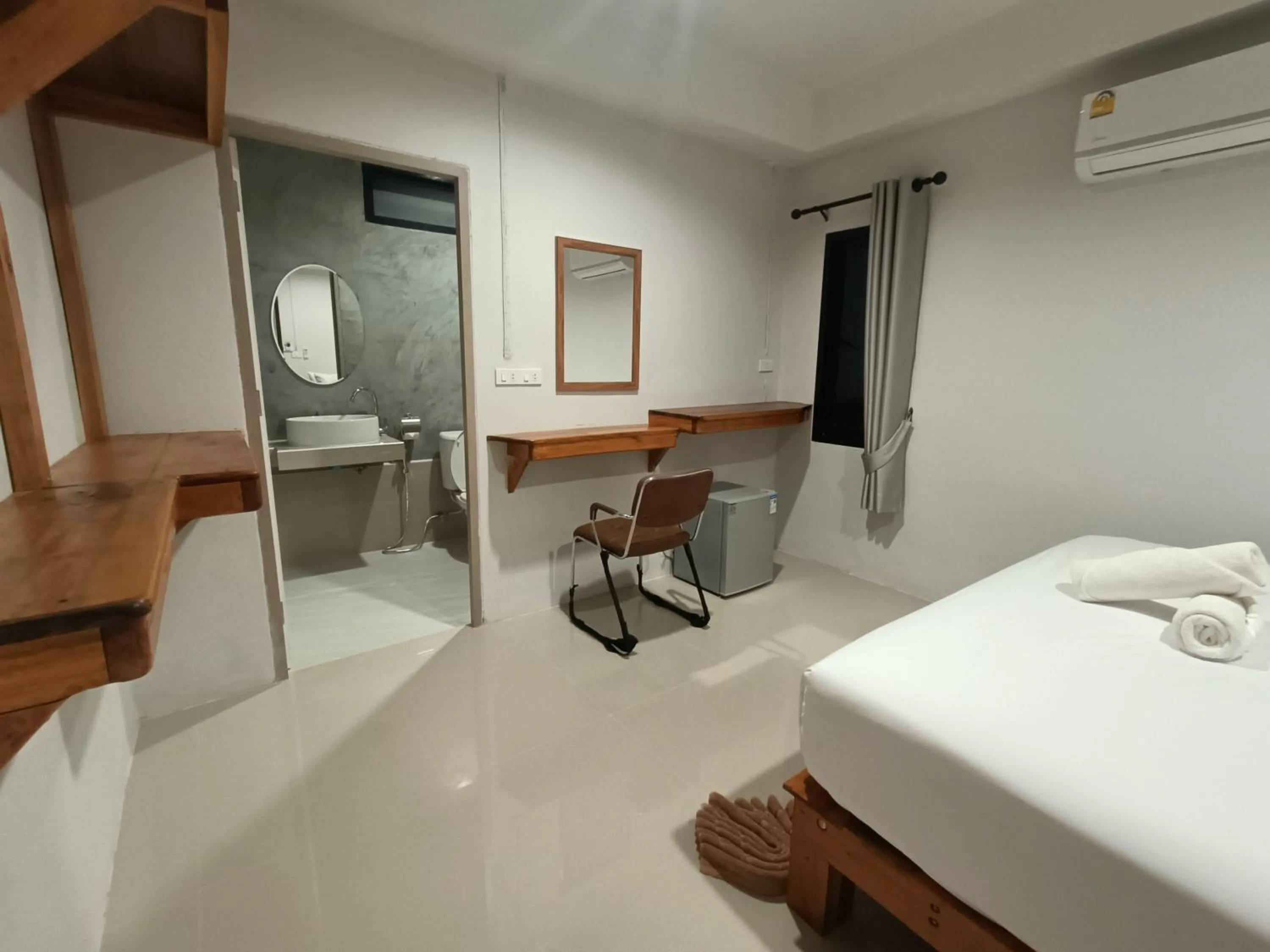 hair dresser, Bed in Lanta Para hut