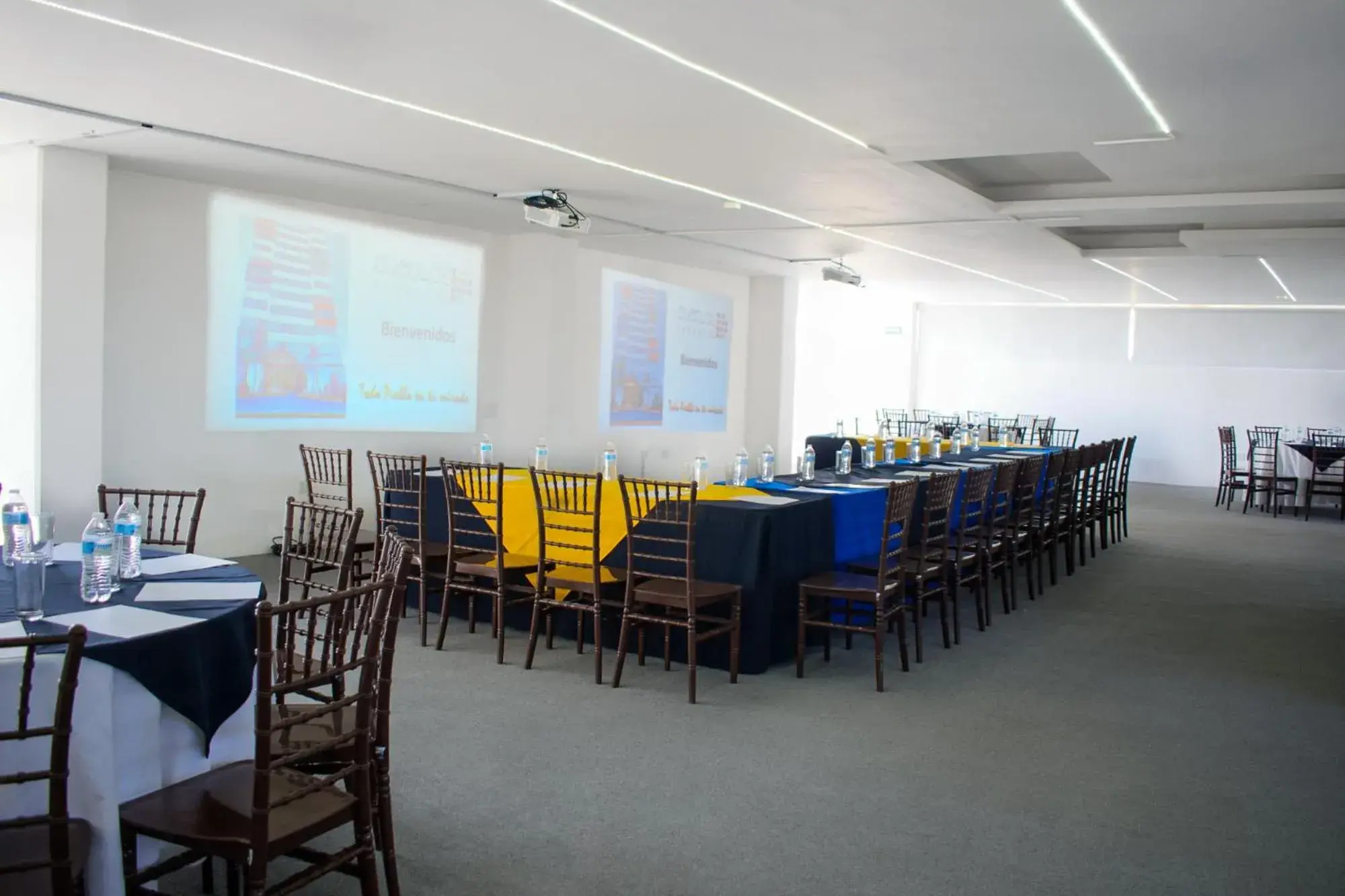 Meeting/conference room, Restaurant/Places to Eat in Puebla Inn Express