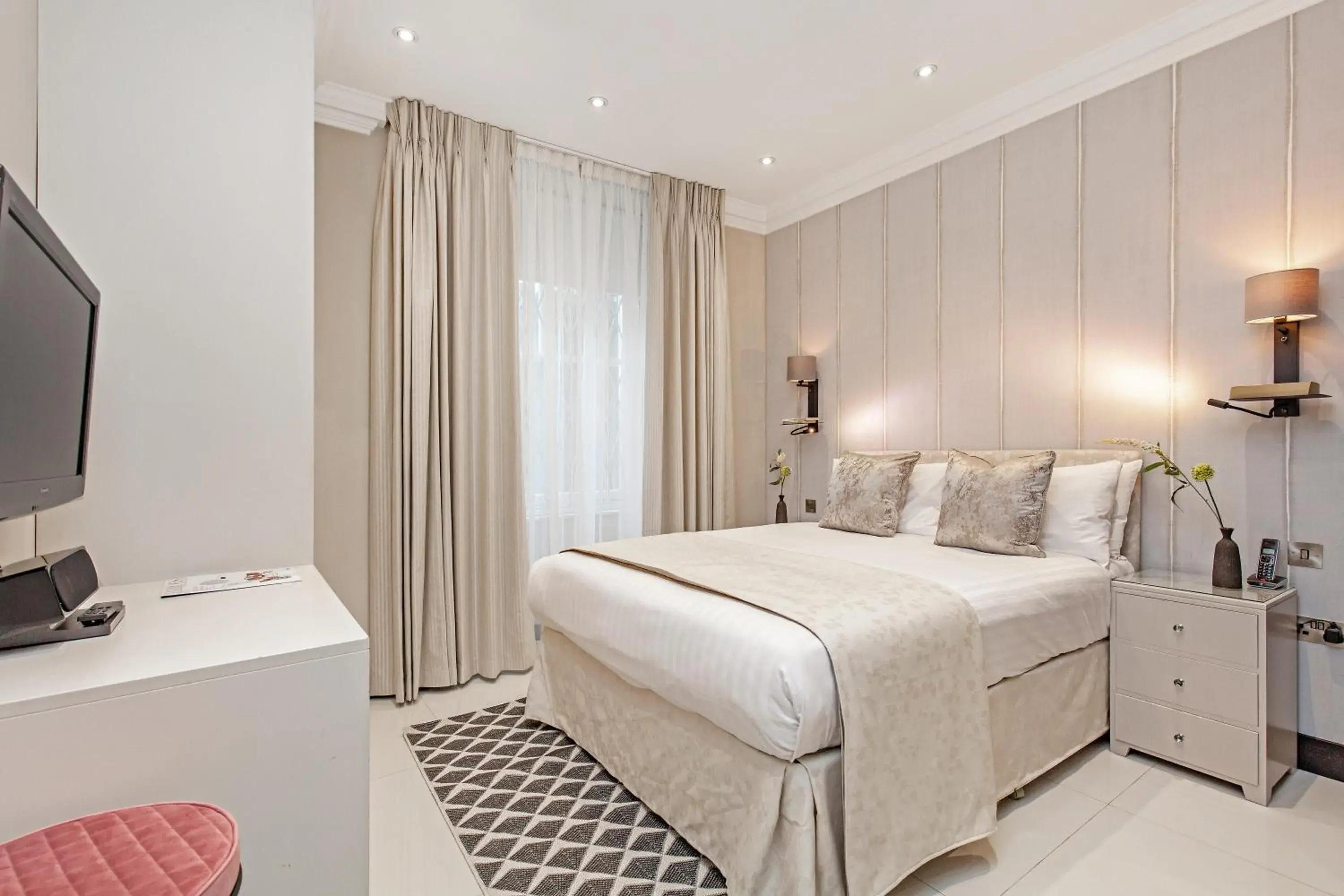 Bedroom in 130 Queen's Gate Apartments