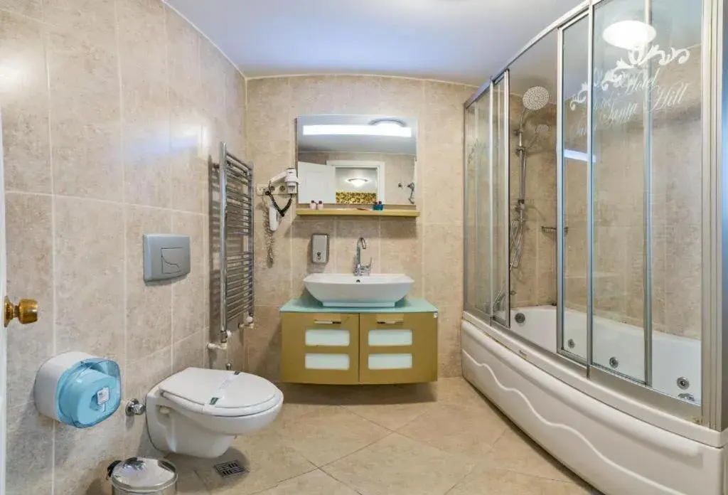 Shower, Bathroom in Hotel Santa Hill