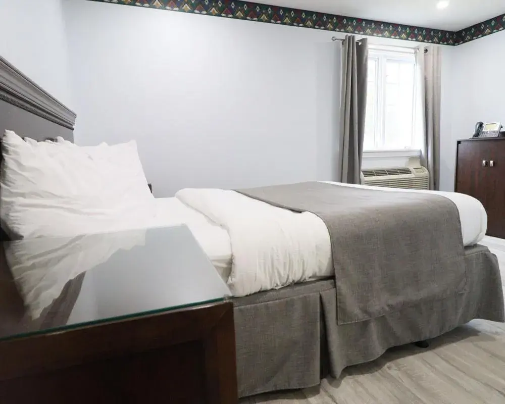 Bedroom, Bed in Algonquin Lakeside Inn