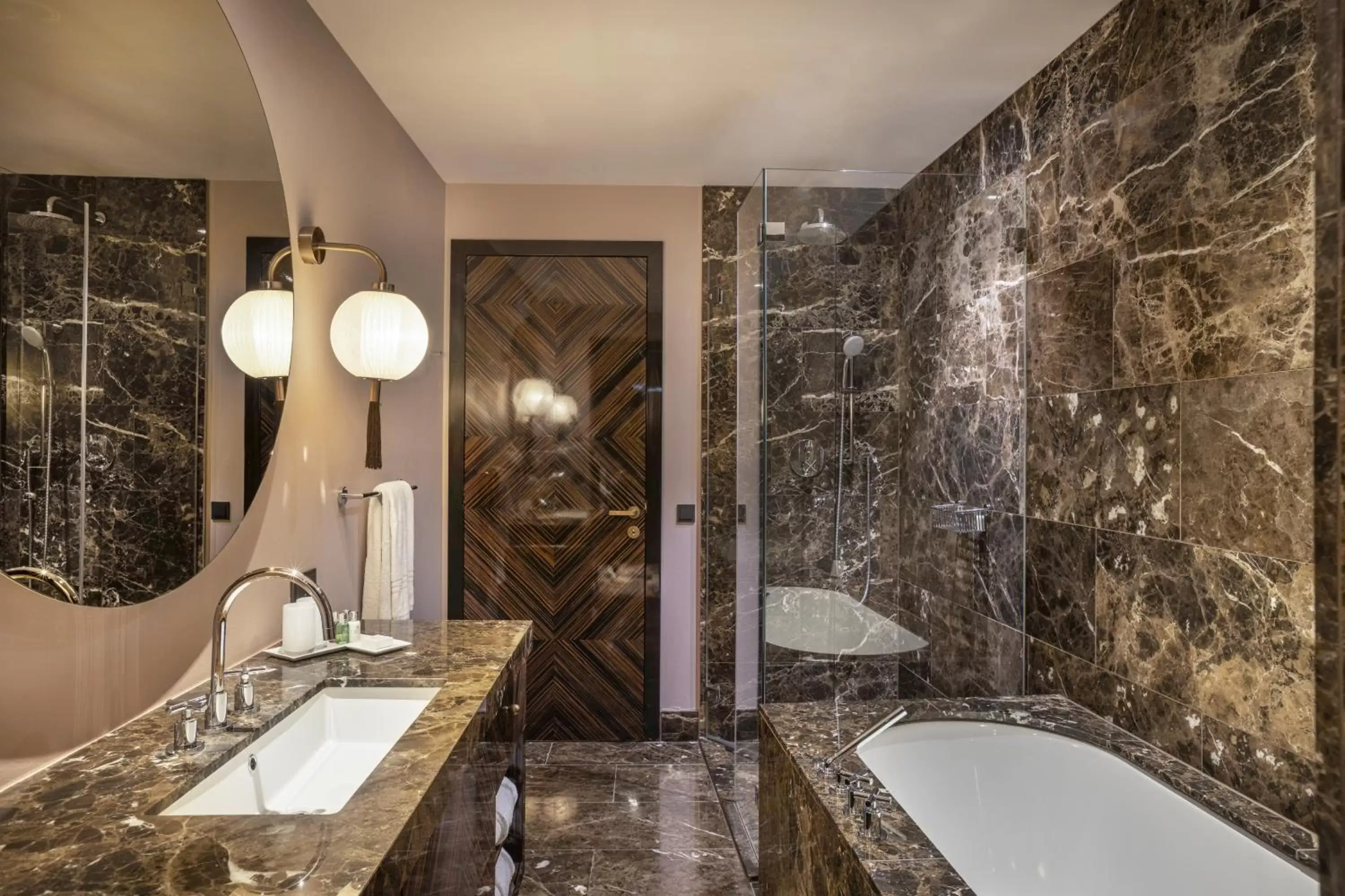 Shower, Bathroom in Hotel Topazz & Lamée