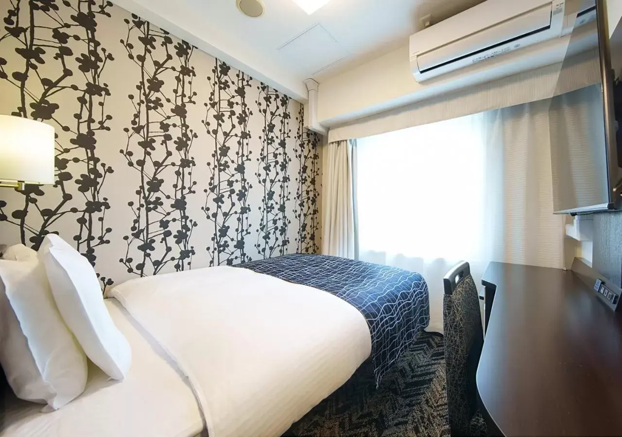Bed in APA Hotel Osaka-Tanimachi 4 Chome-Ekimae