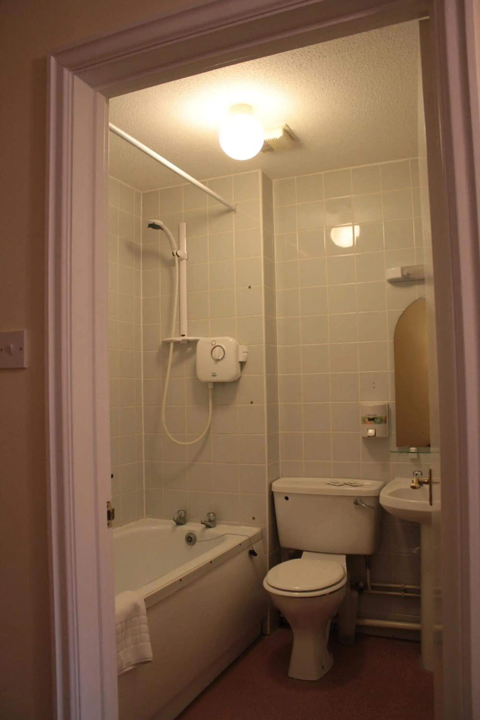 Shower, Bathroom in St George's Lodge, Bisley