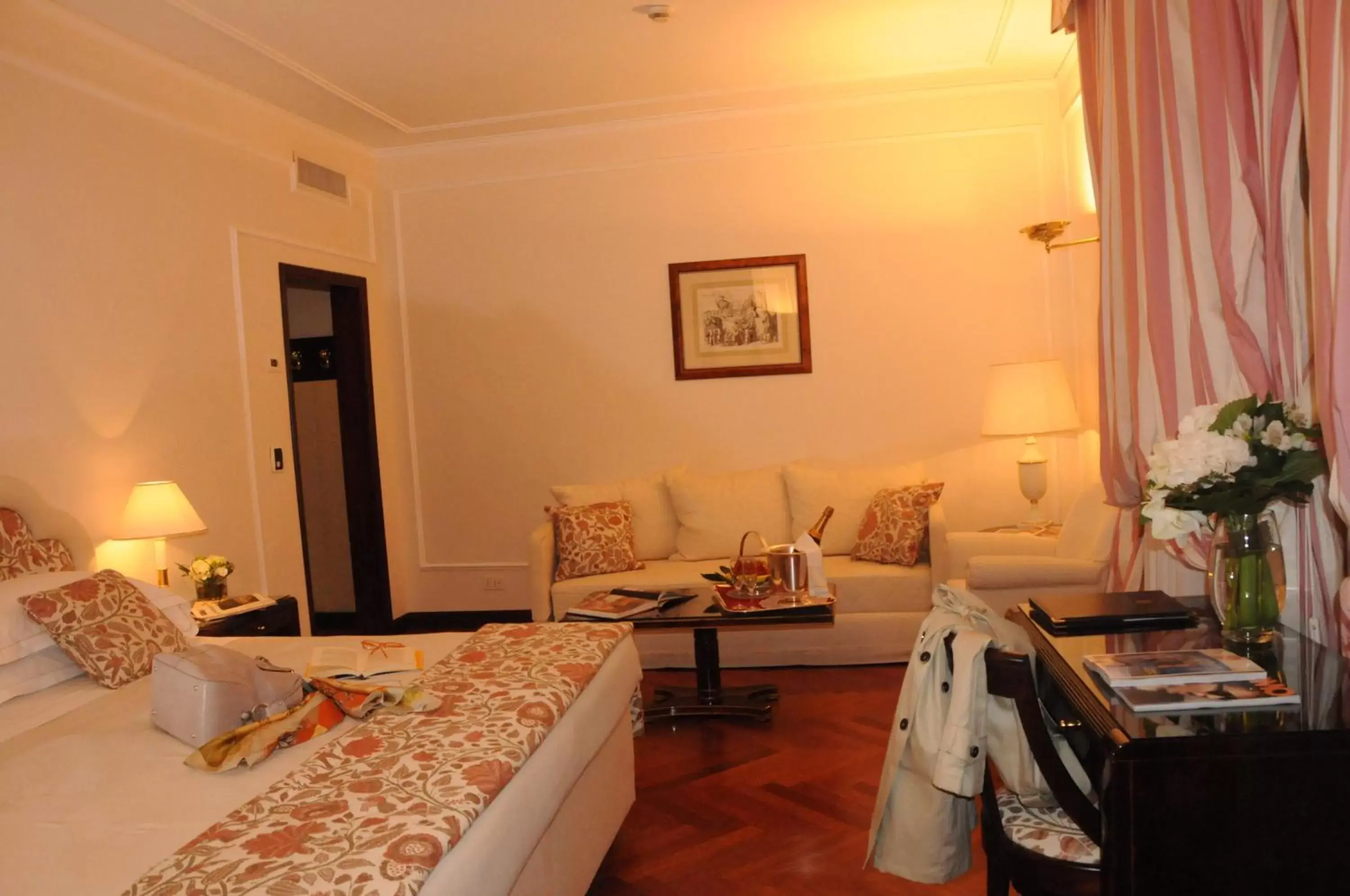 Bed, Seating Area in Hotel De La Ville